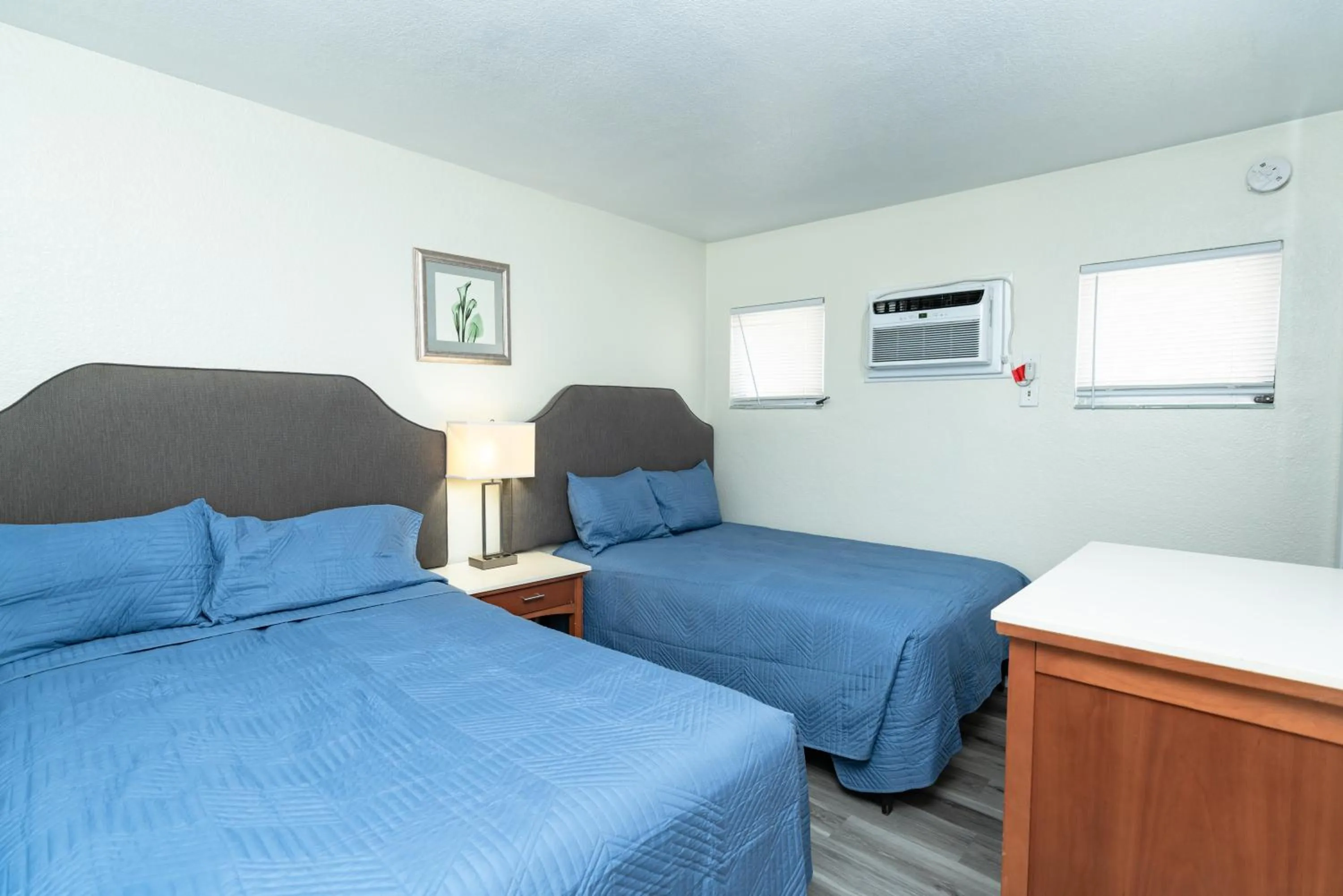 Bed in Sunrise Resort Motel South