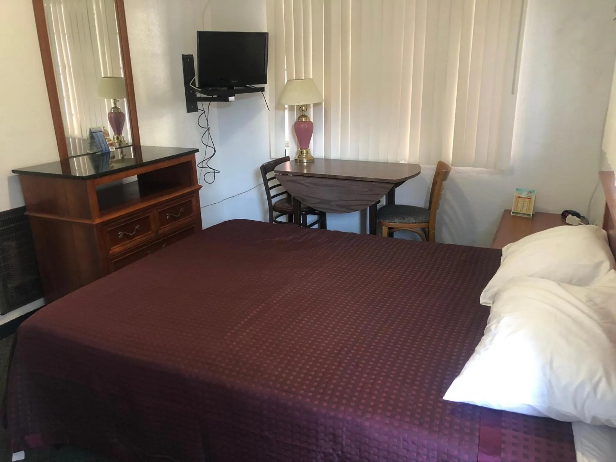 Bed in Sunrise Resort Motel South