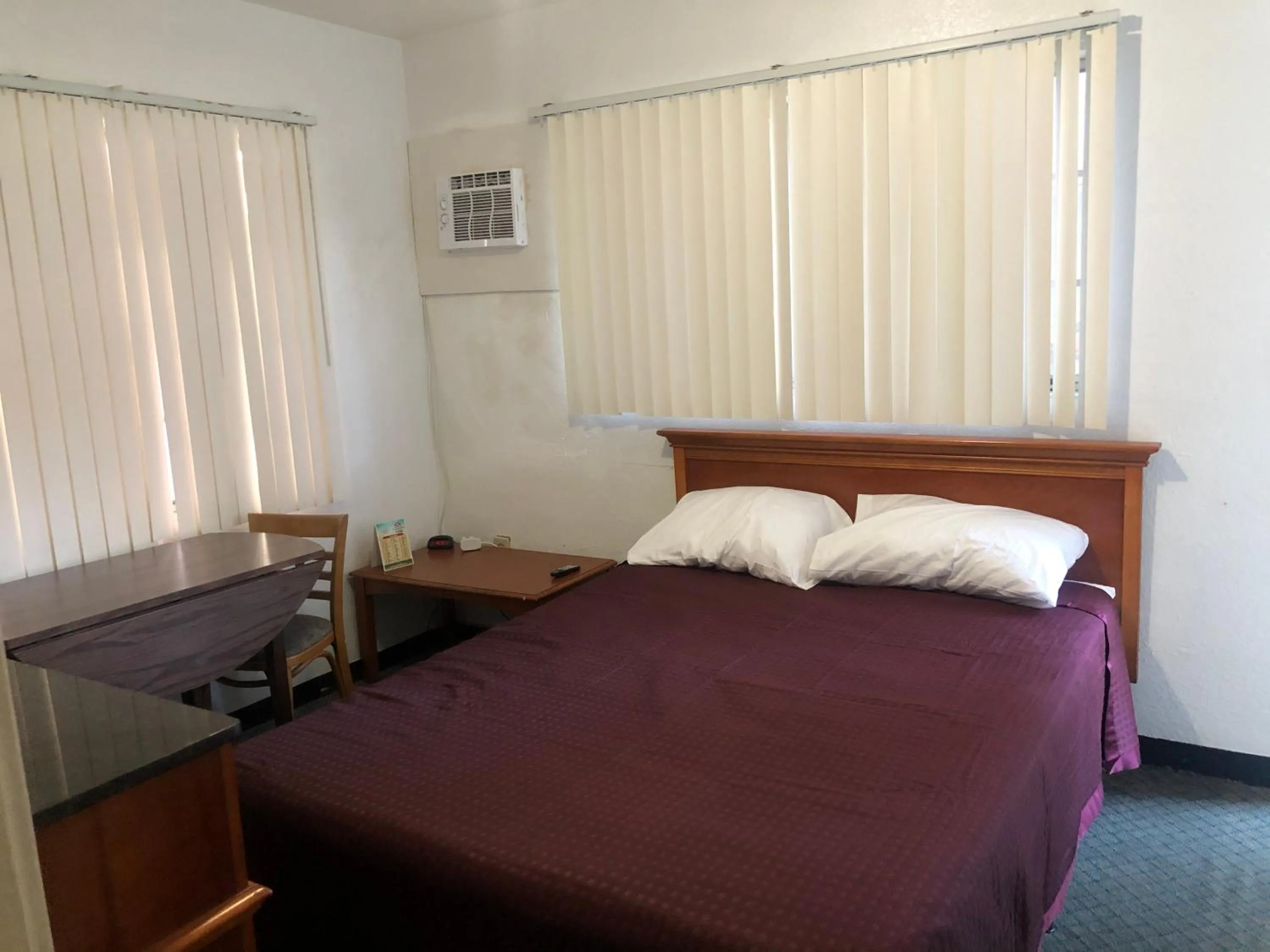 Bed in Sunrise Resort Motel South