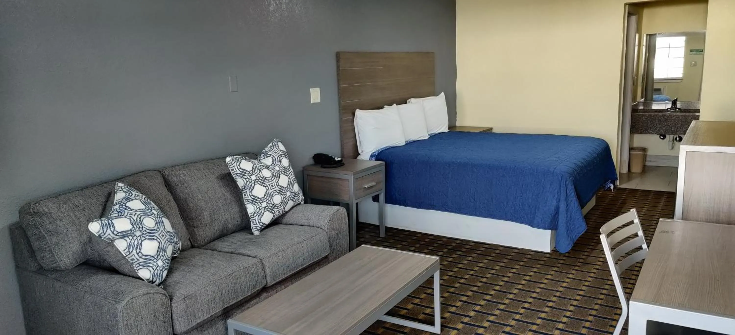 Photo of the whole room, Bed in Economy Inn Motel