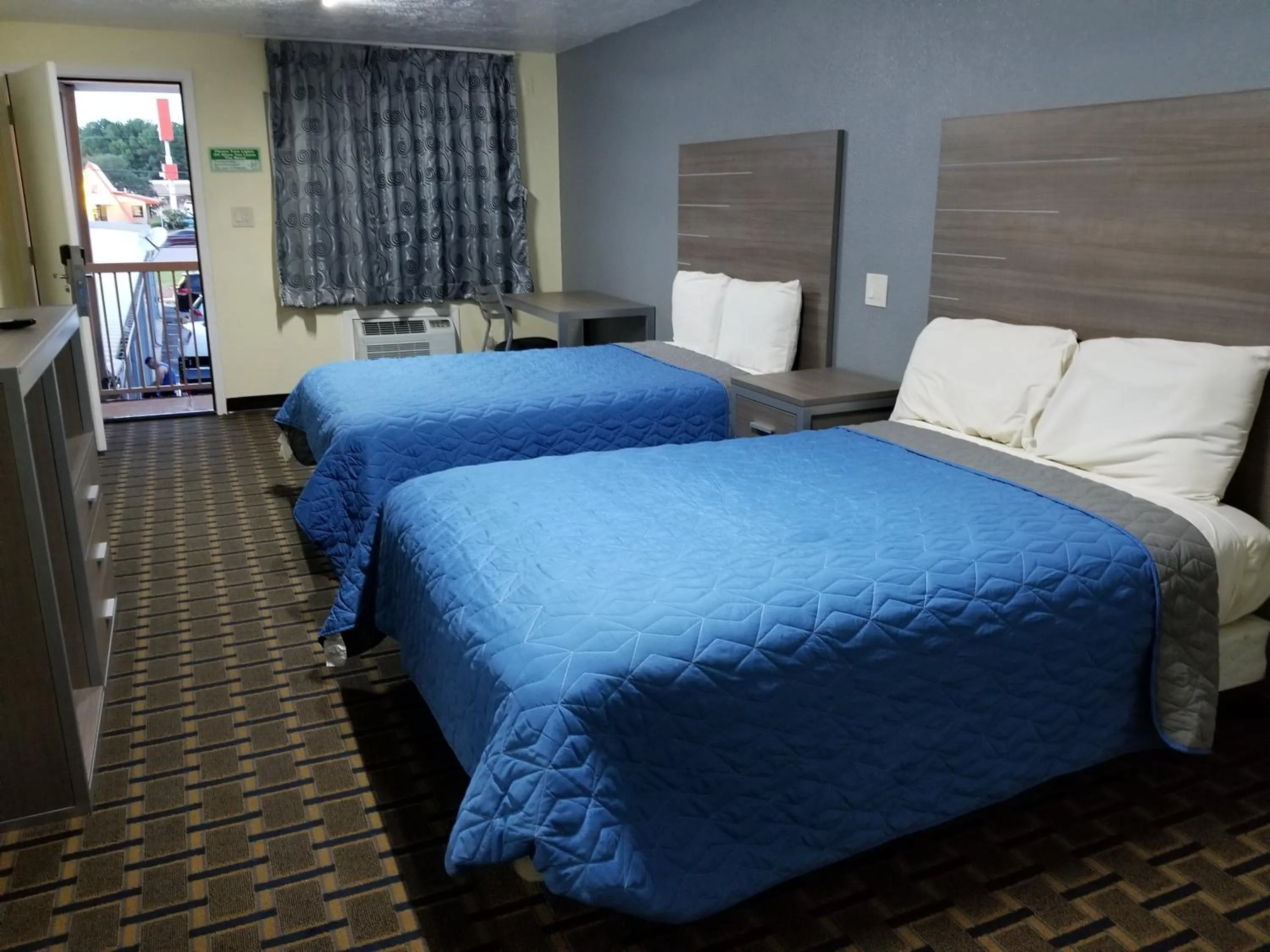 Photo of the whole room, Bed in Economy Inn Motel
