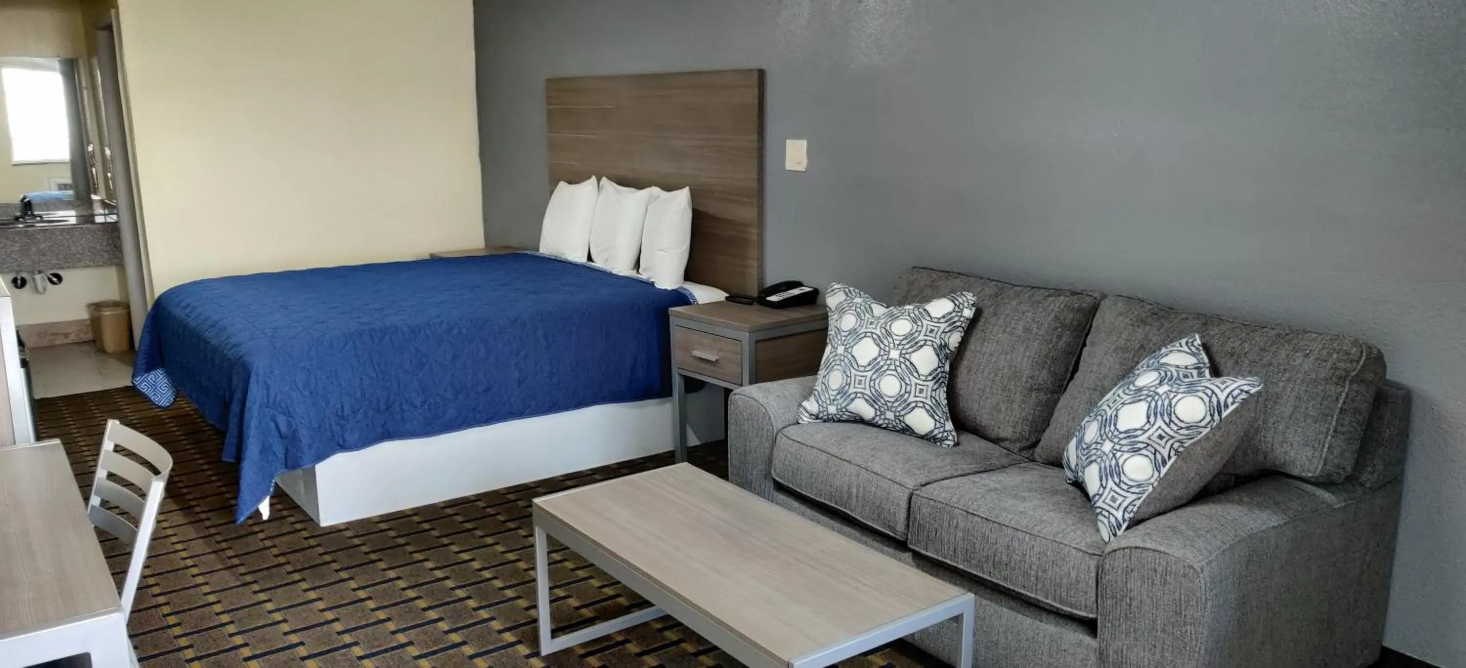 Photo of the whole room, Seating Area in Economy Inn Motel