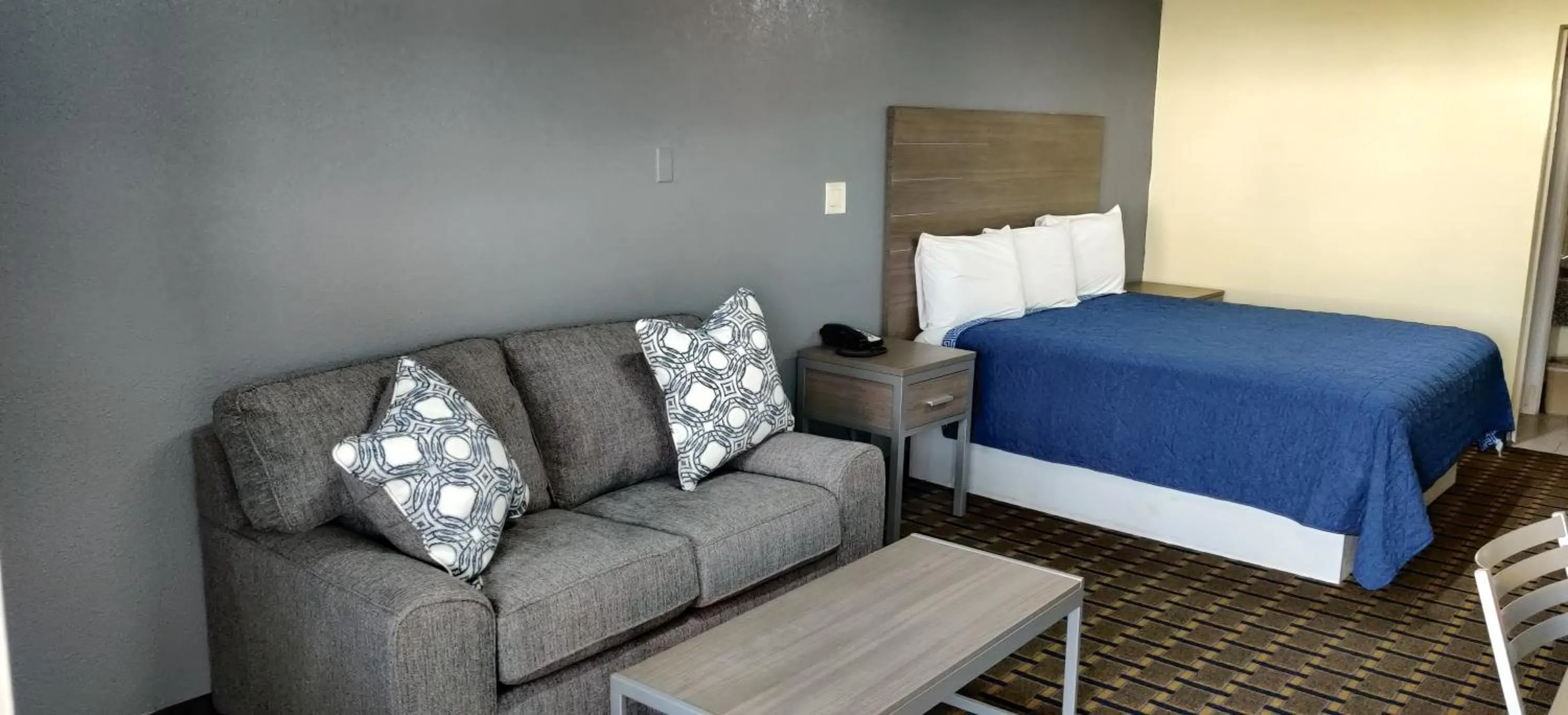 Bedroom, Bed in Economy Inn Motel