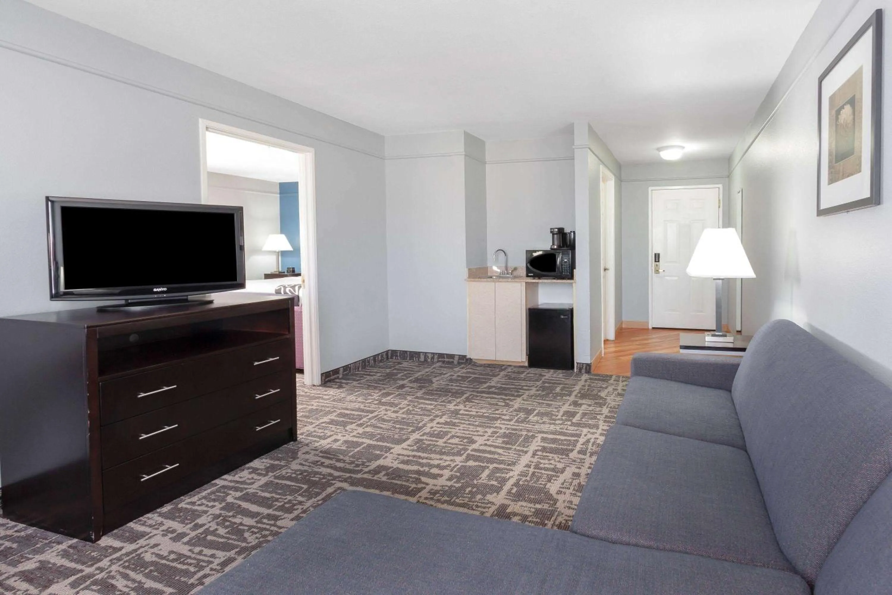 Photo of the whole room in La Quinta by Wyndham Kerrville