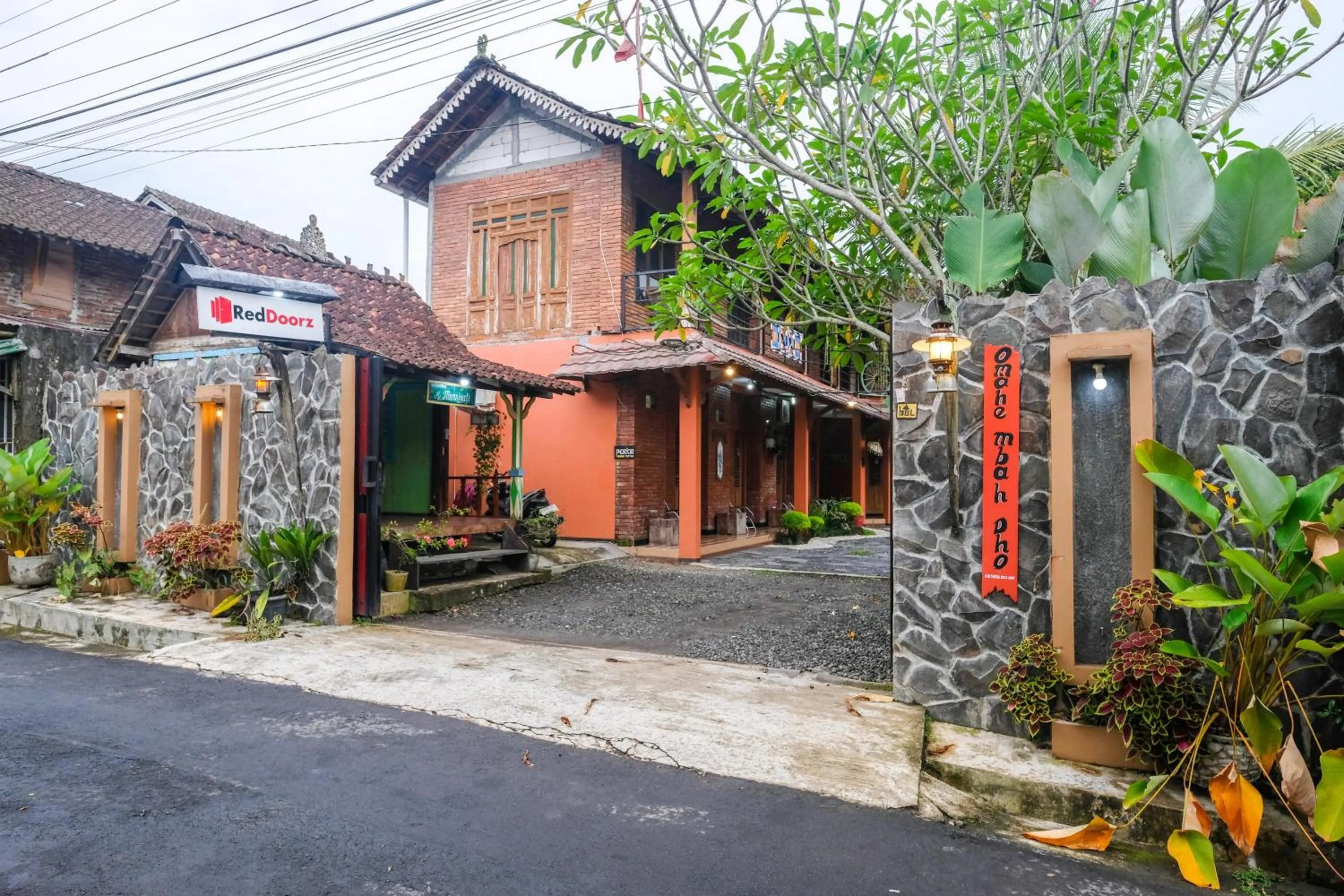 Facade/entrance in RedDoorz Syariah near Akmil Magelang