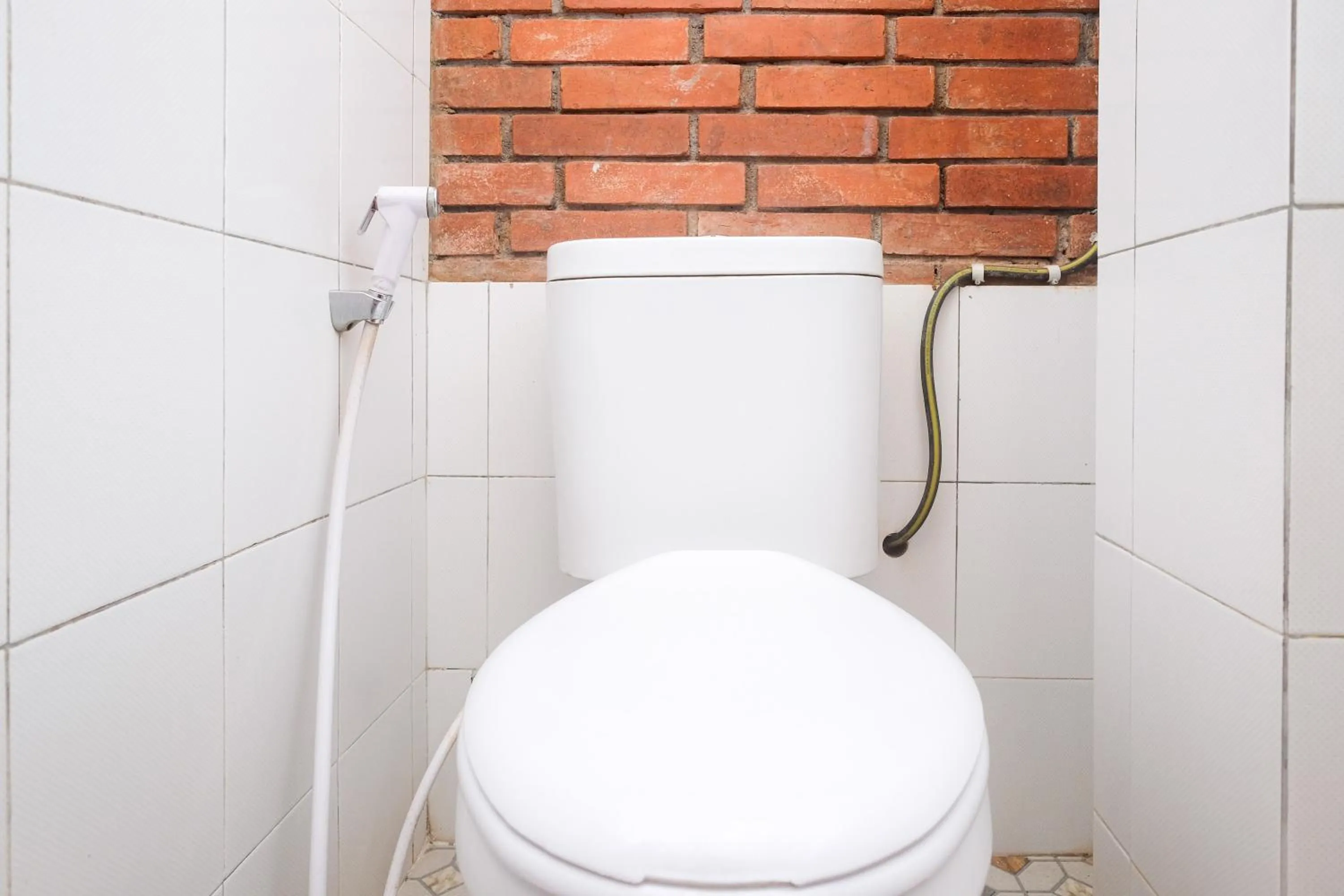 Bathroom in RedDoorz Syariah near Akmil Magelang