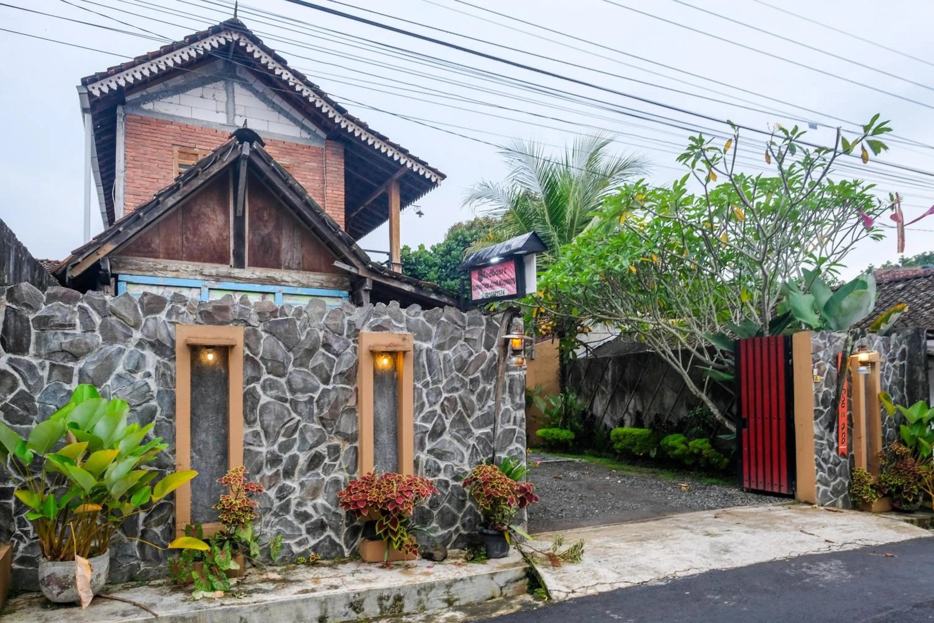 Facade/entrance in RedDoorz Syariah near Akmil Magelang