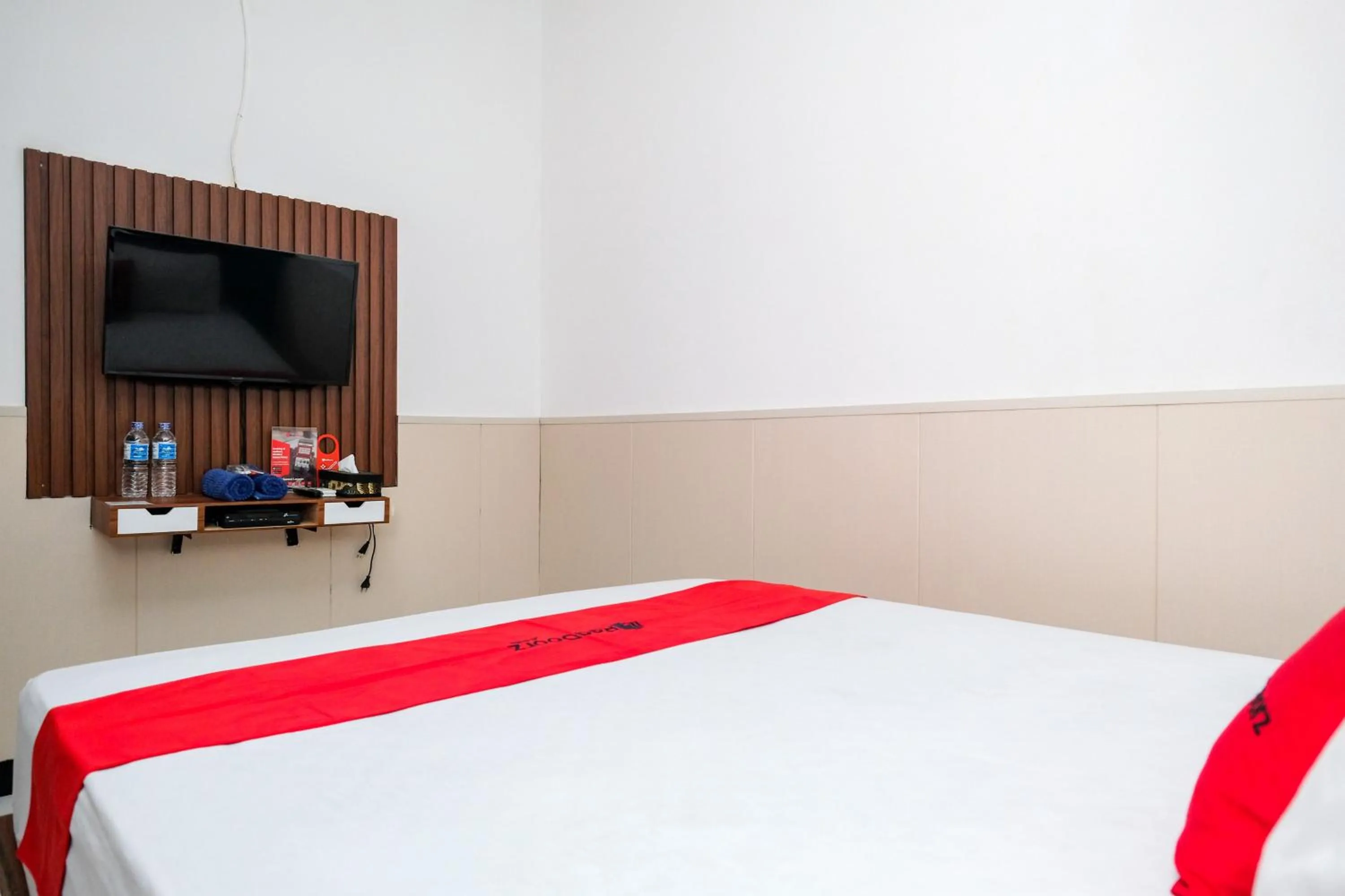 Bedroom, Bed in RedDoorz Syariah near Akmil Magelang