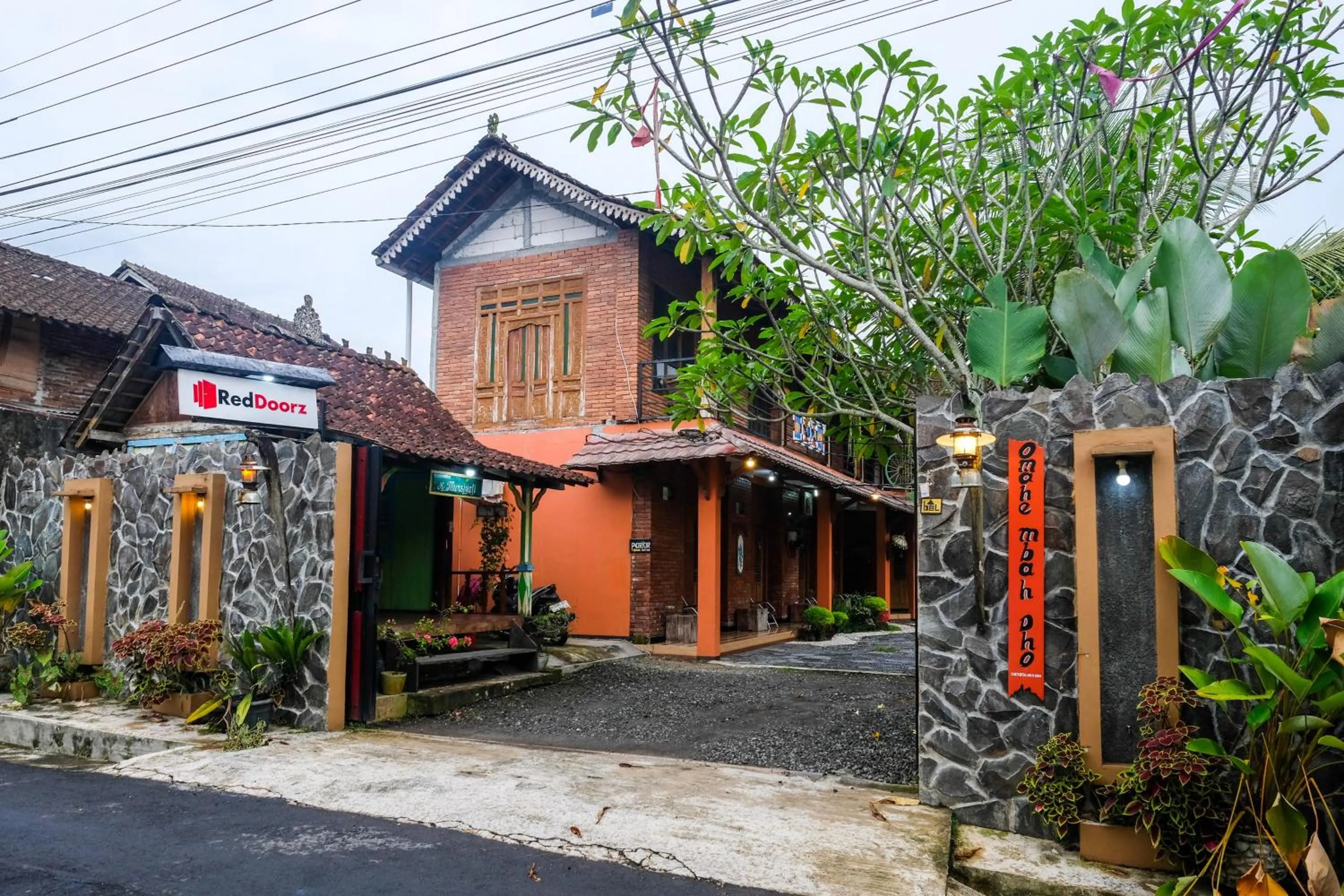 Facade/entrance in RedDoorz Syariah near Akmil Magelang