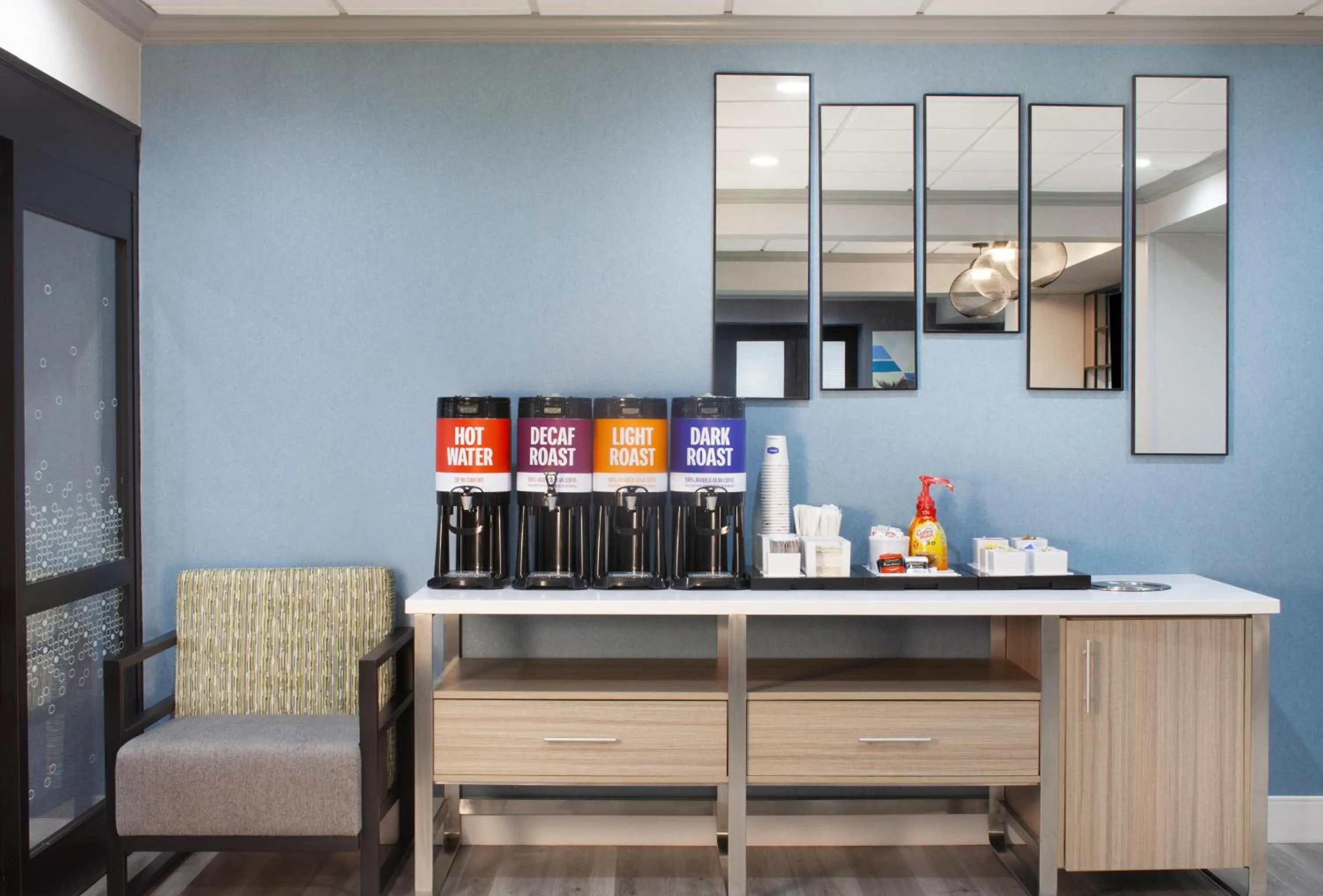 Dining area in Hampton Inn - Greenville