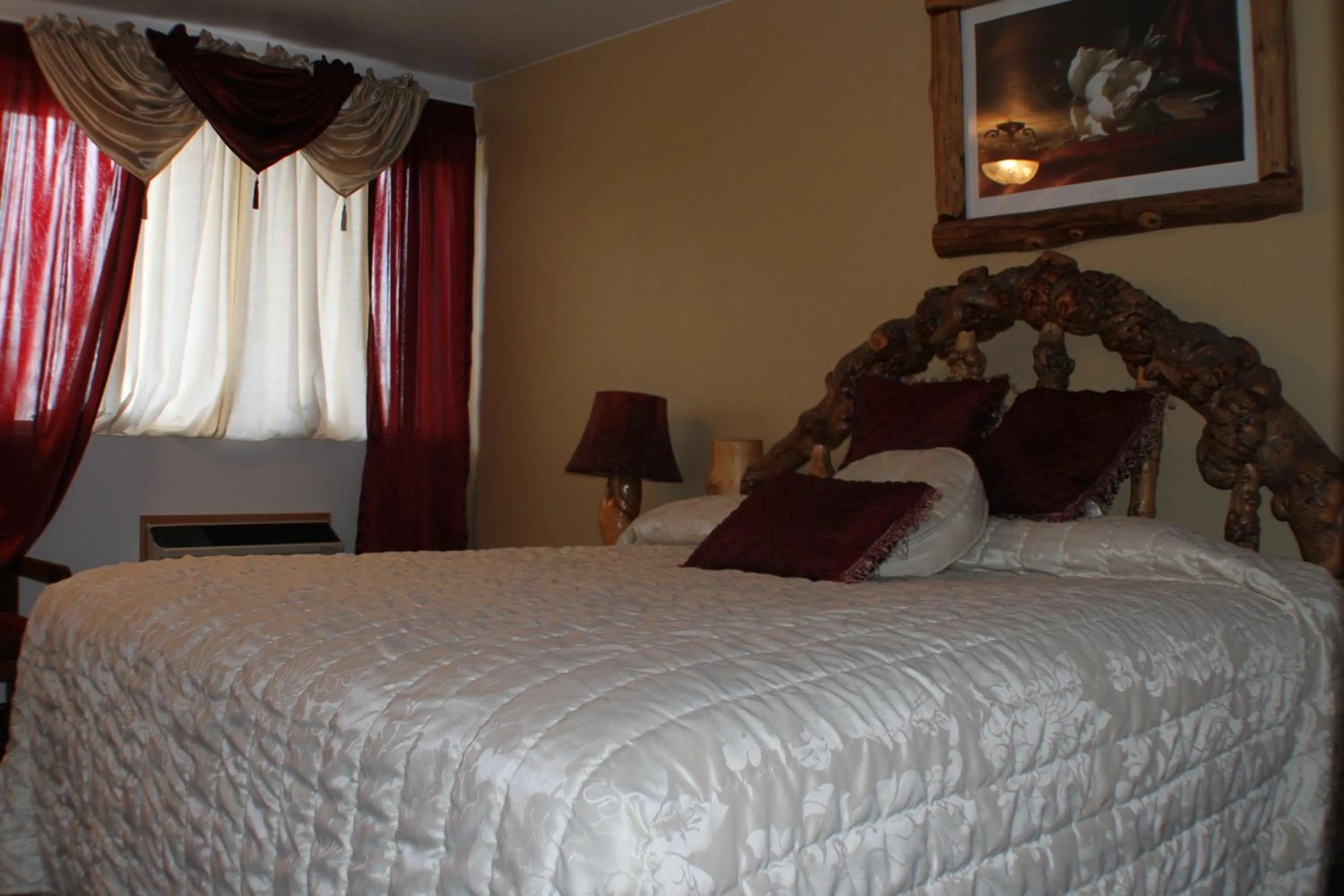 Bed in Buffalo Bill's Antlers Inn