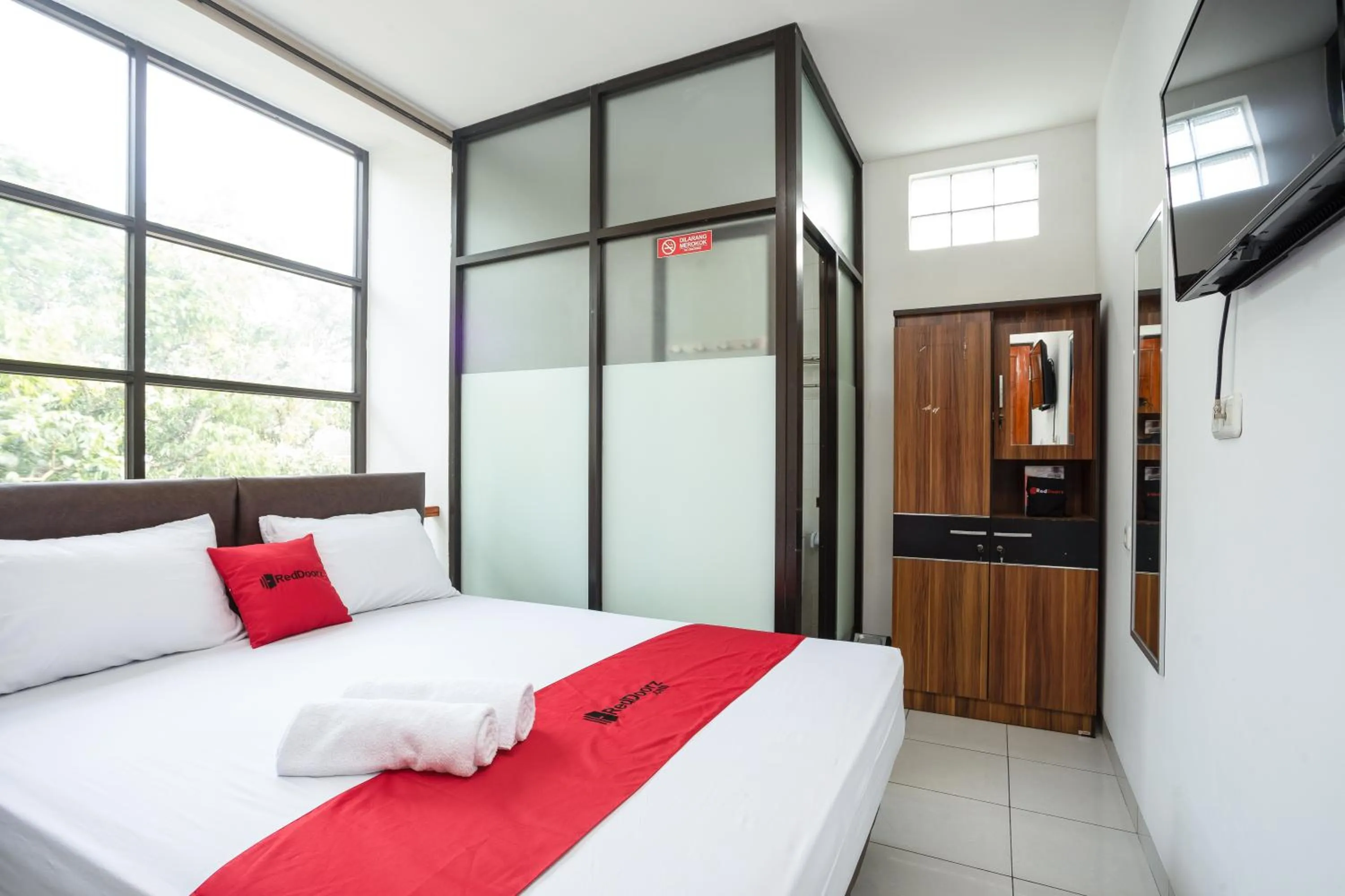 Bedroom, Bed in RedDoorz near Eka Hospital BSD City