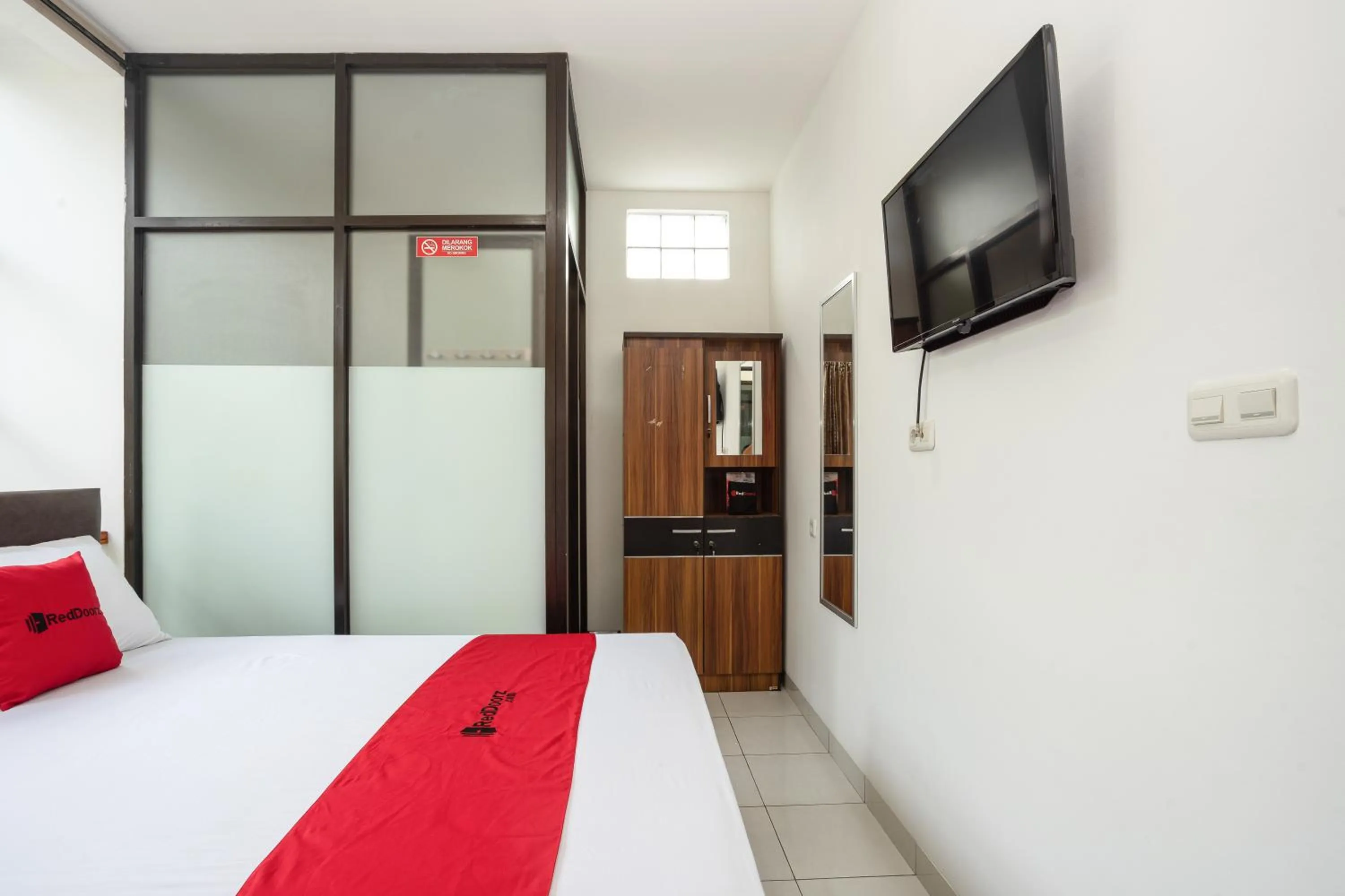 Bedroom, Bed in RedDoorz near Eka Hospital BSD City