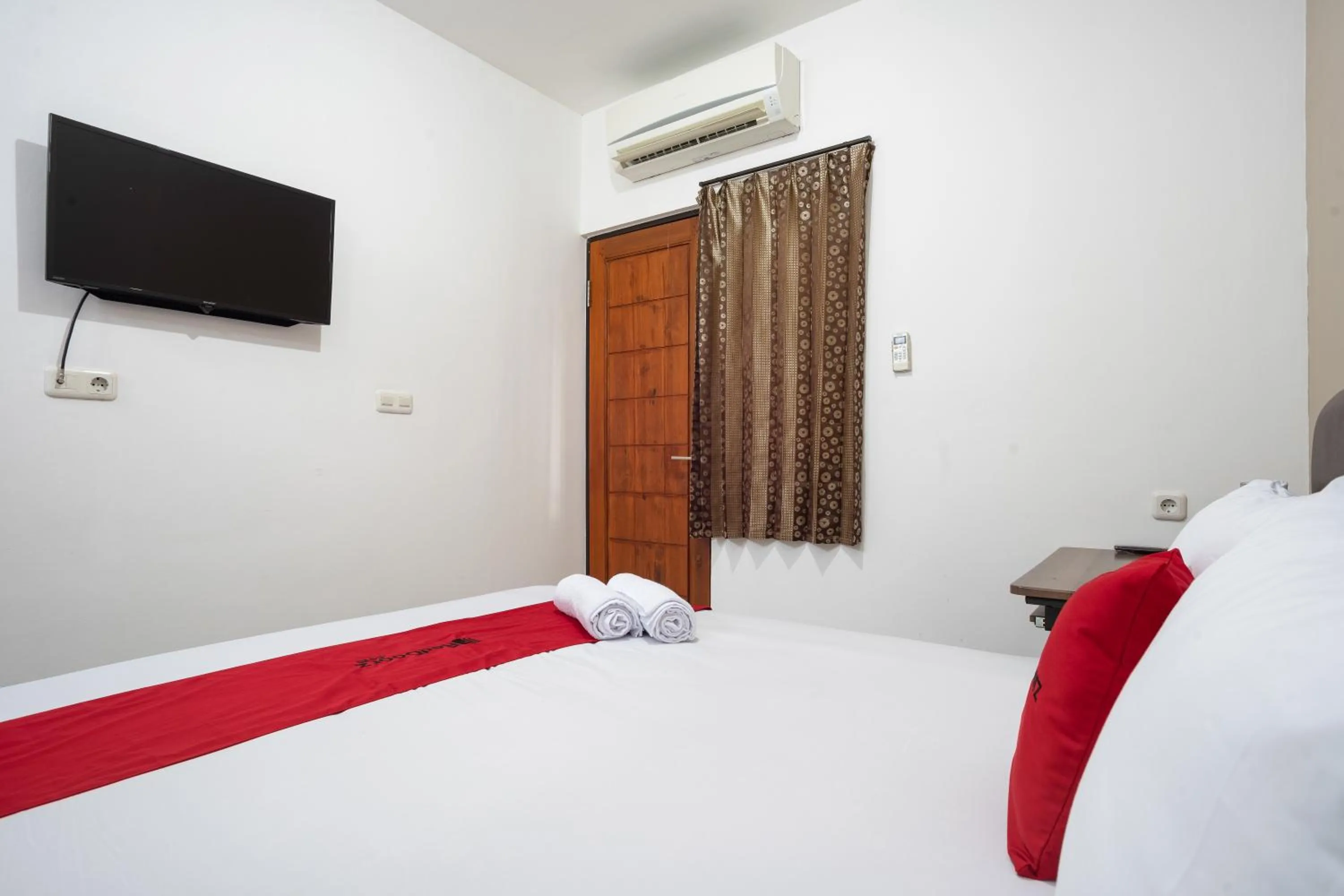 Bedroom, Bed in RedDoorz near Eka Hospital BSD City
