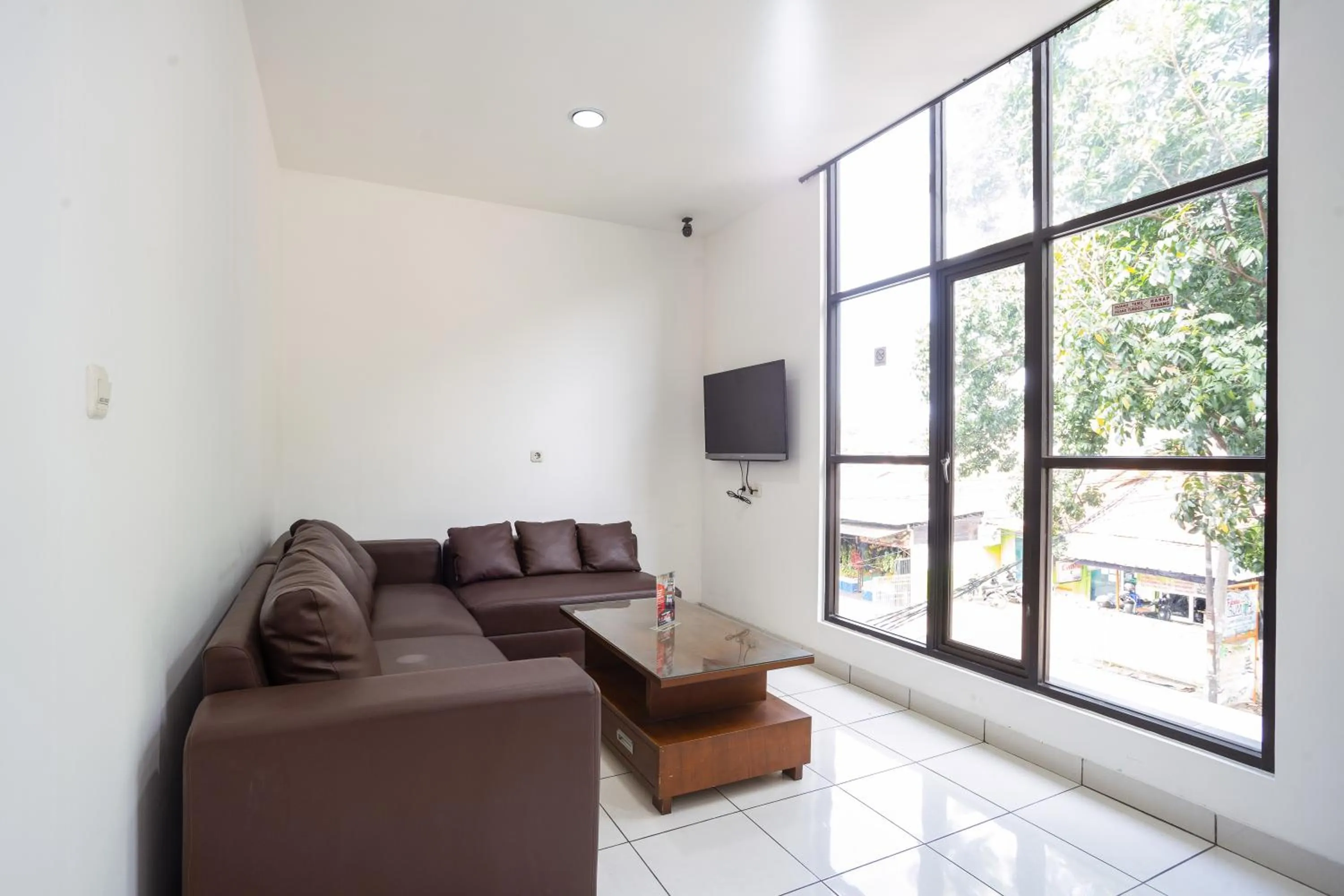 Communal lounge/ TV room in RedDoorz near Eka Hospital BSD City