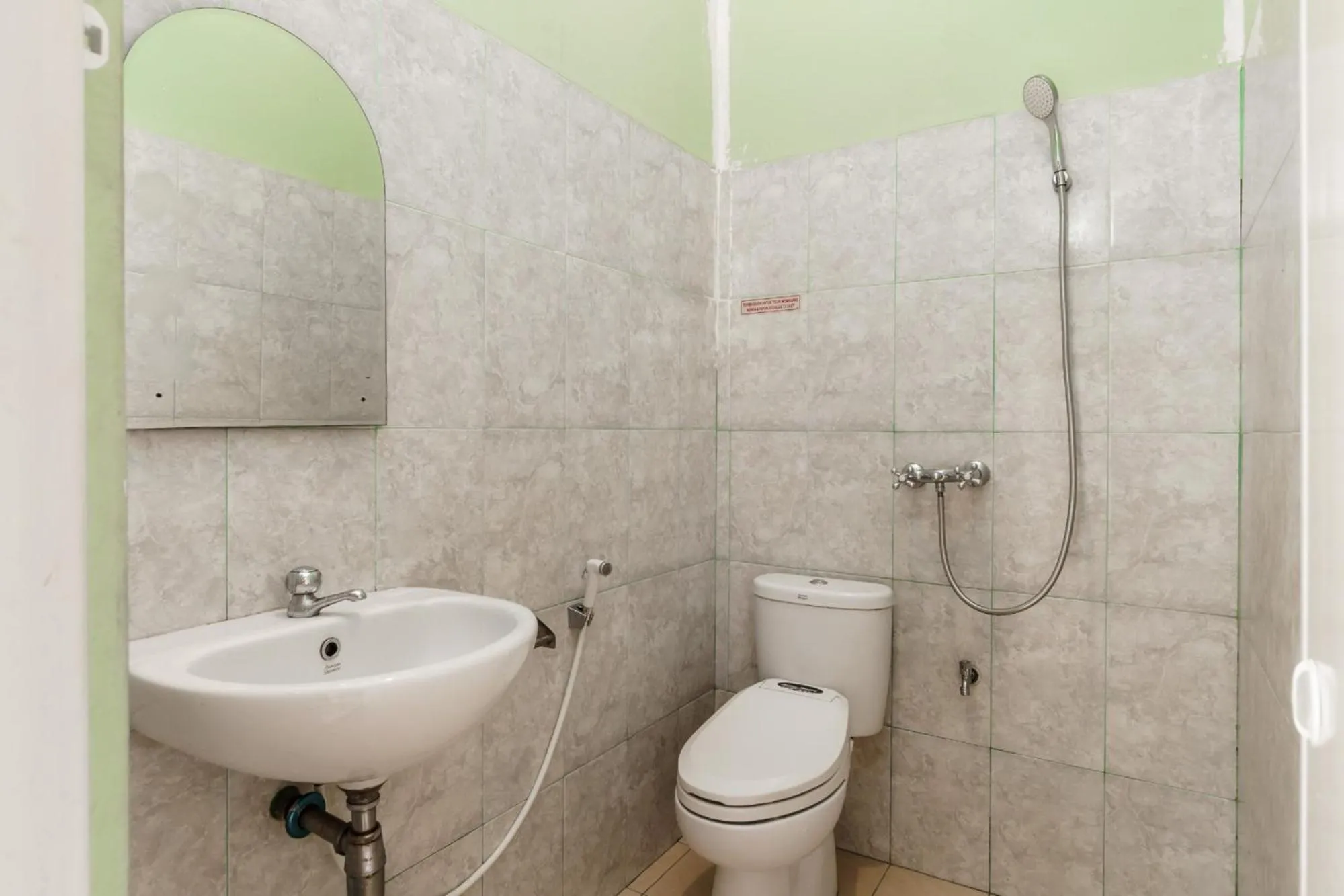 Bathroom in Urbanview Hotel Nugraha Palembang by RedDoorz