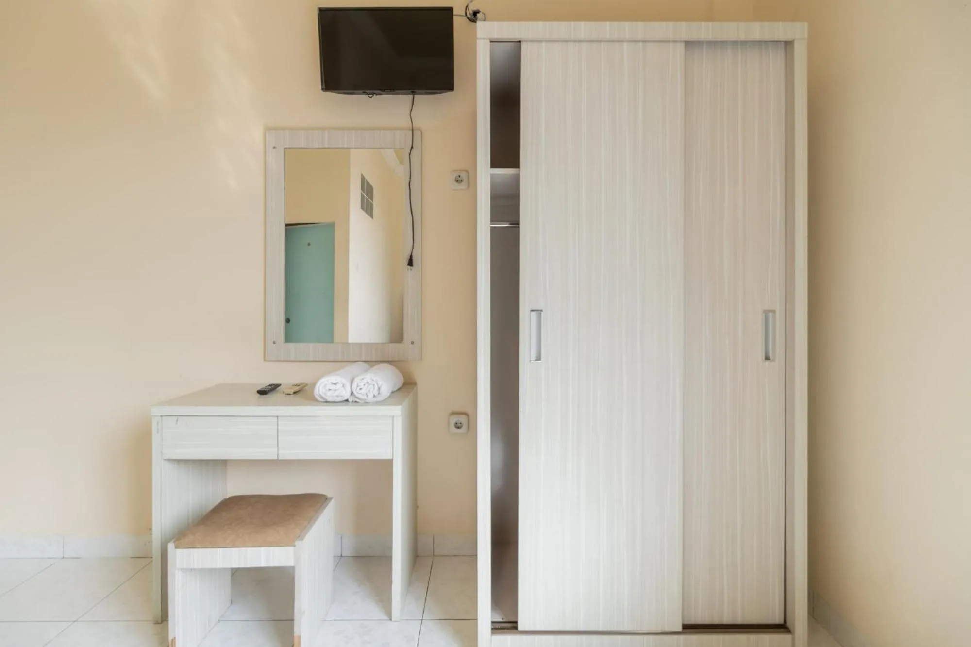 wardrobe in Urbanview Hotel Nugraha Palembang by RedDoorz
