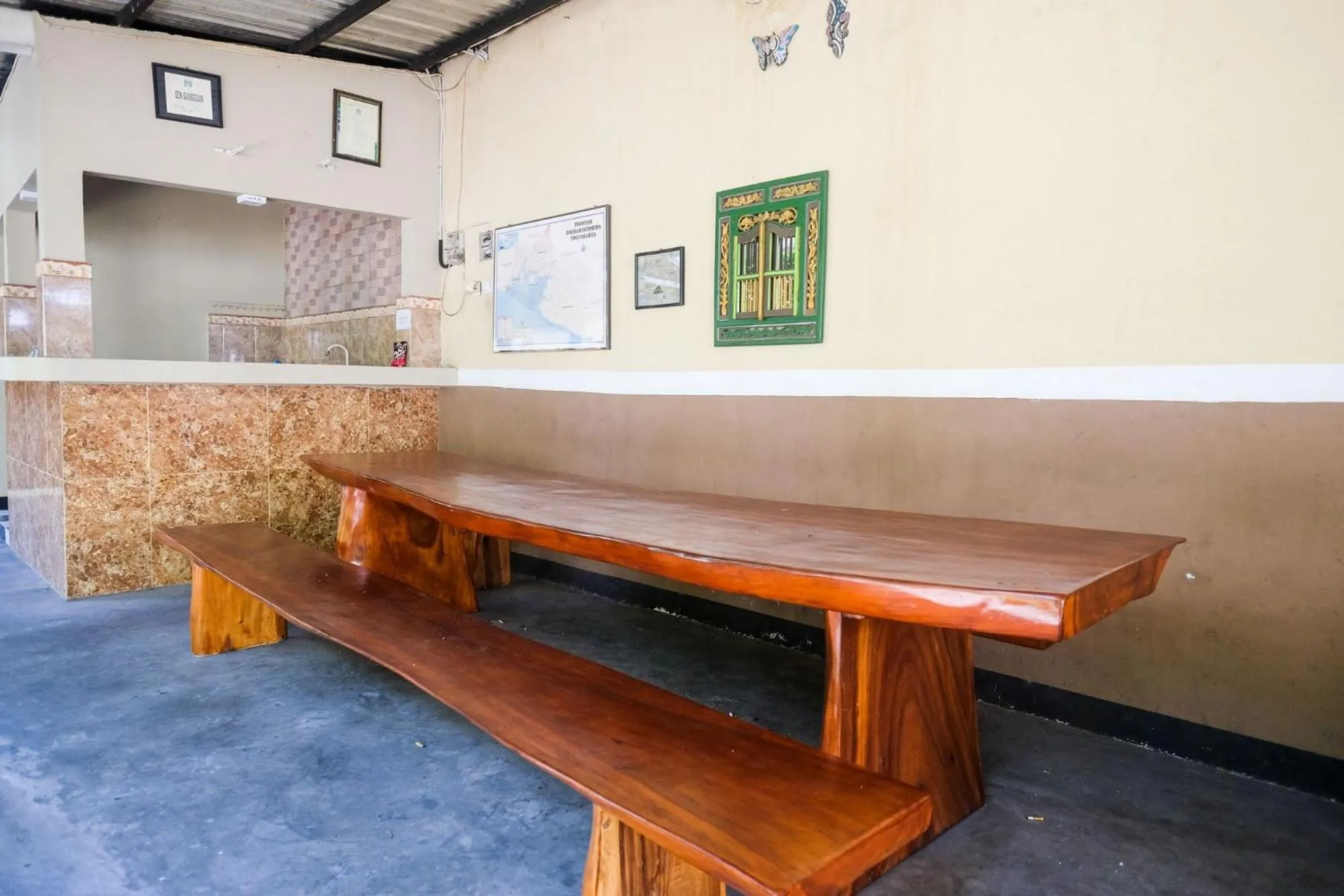 Seating area in RedDoorz near UMY Yogyakarta