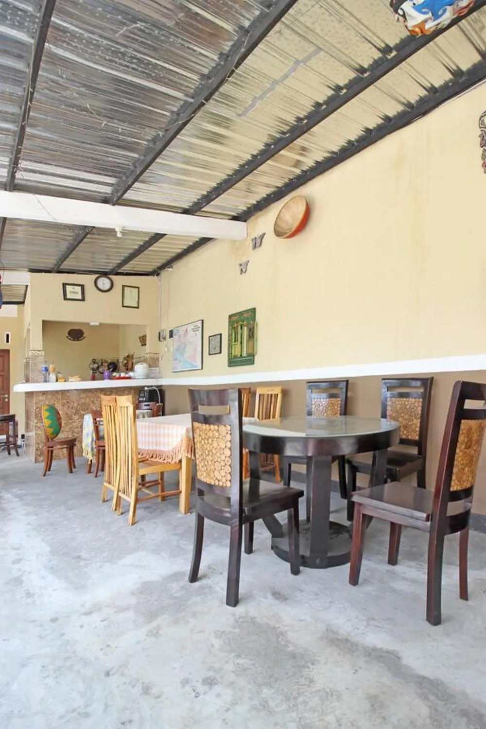 Seating area in RedDoorz near UMY Yogyakarta