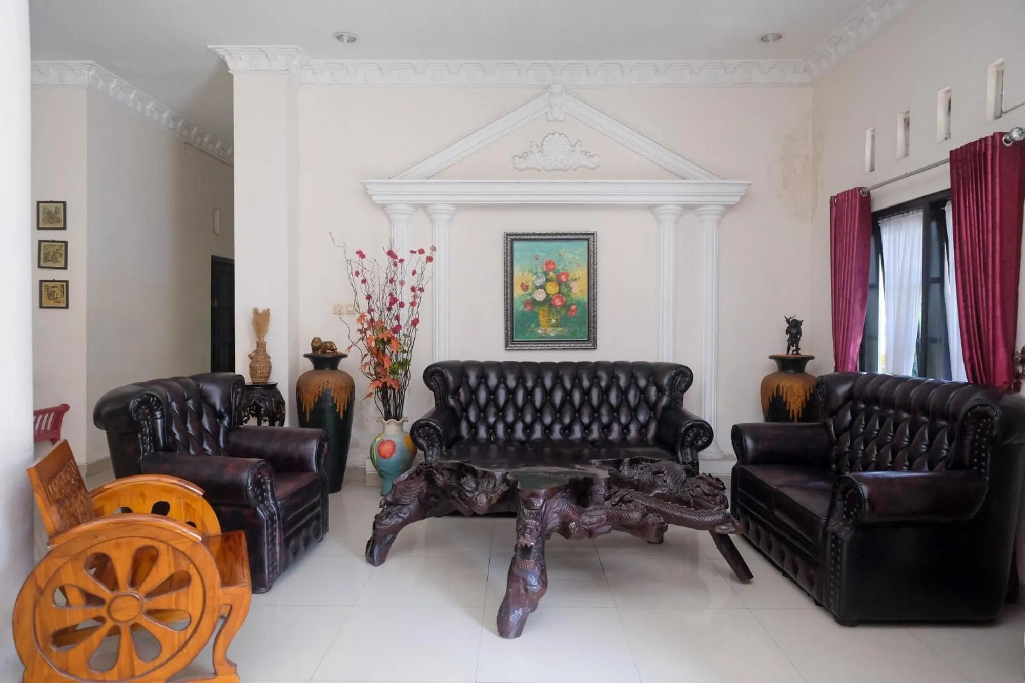 Seating area in RedDoorz near UMY Yogyakarta