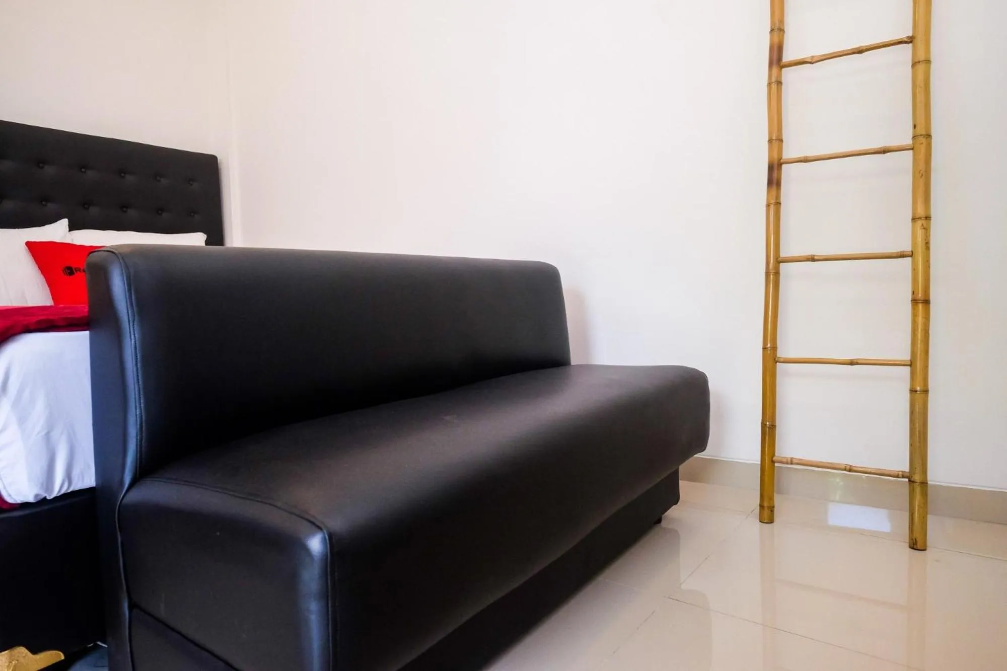 Seating area in RedDoorz near UMY Yogyakarta