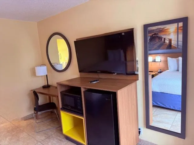 Communal lounge/ TV room, Bed in Days Inn by Wyndham St. Petersburg / Tampa Bay Area