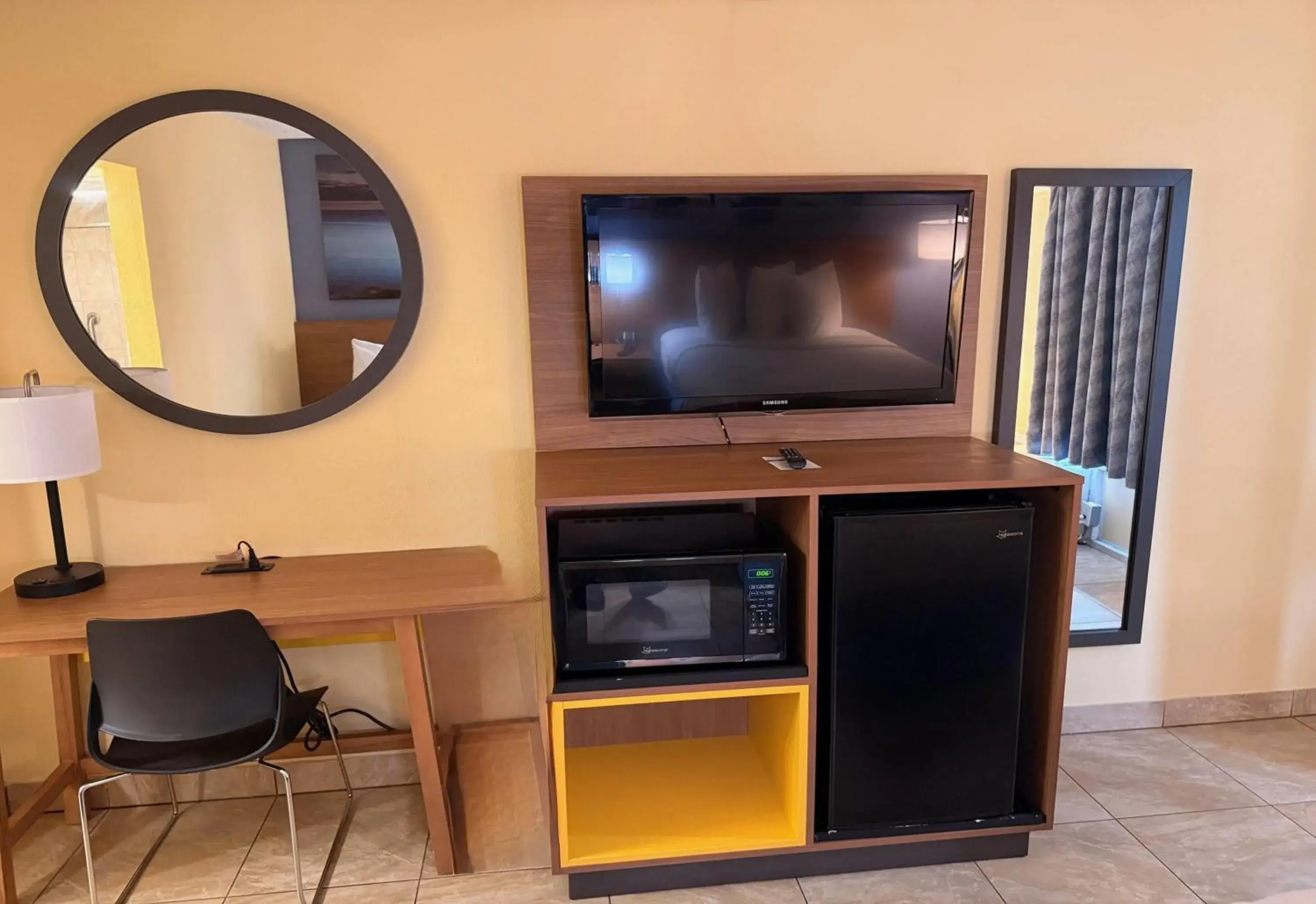 1 Double Bed, Mobility/Hearing Impaired Access Room, Tub w/Grab Bars, No Smoking in Days Inn by Wyndham St. Petersburg / Tampa Bay Area 1 Double Bed, Mobility/Hearing Impaired Access Room, Tub w/Grab Bars, No Smoking in Days Inn by Wyndham St. Petersburg / Tampa Bay Area