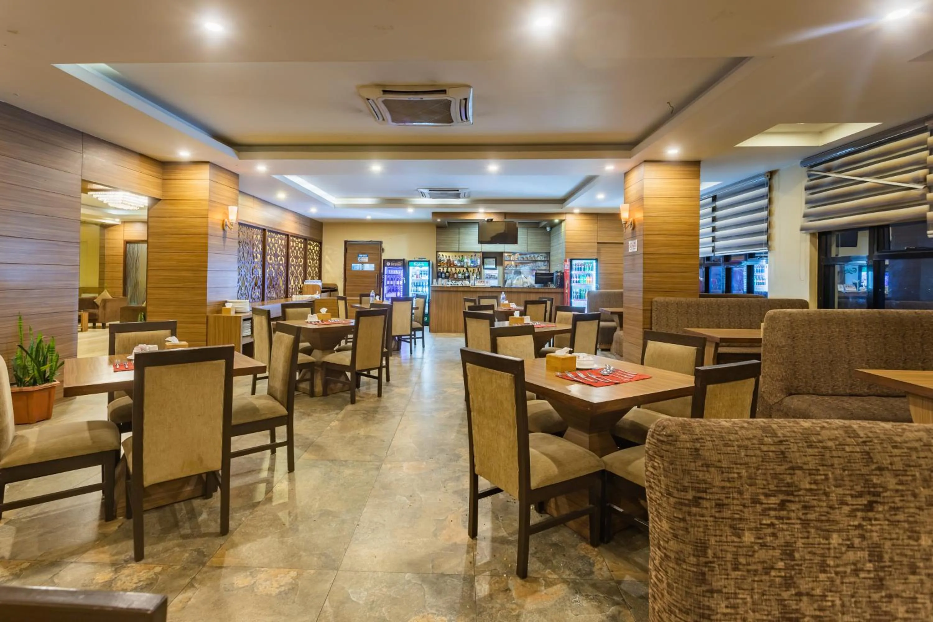 Restaurant/places to eat in Hotel Verandah