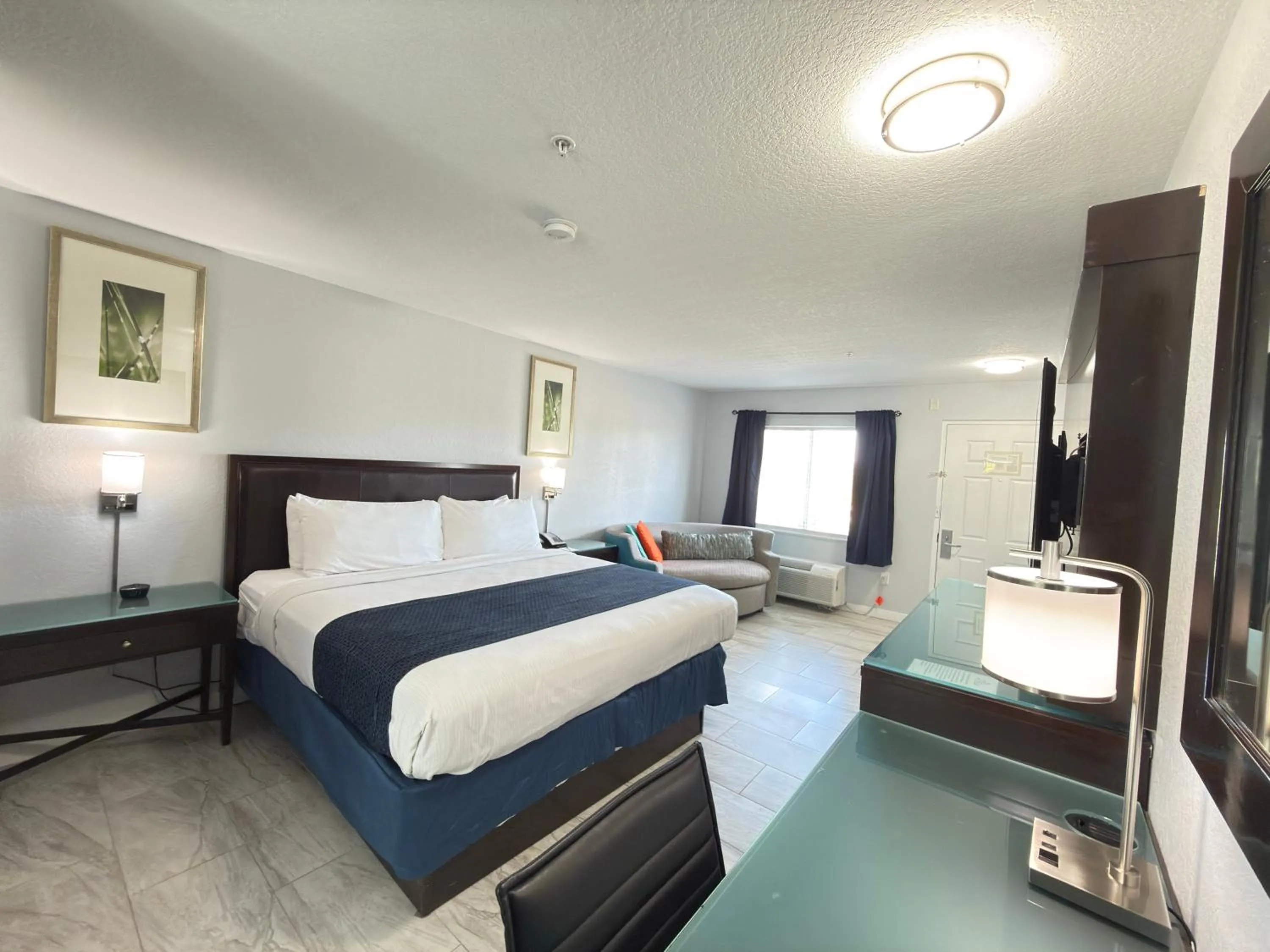 Bedroom, Bed in Lantern Inn & Suites - Sarasota