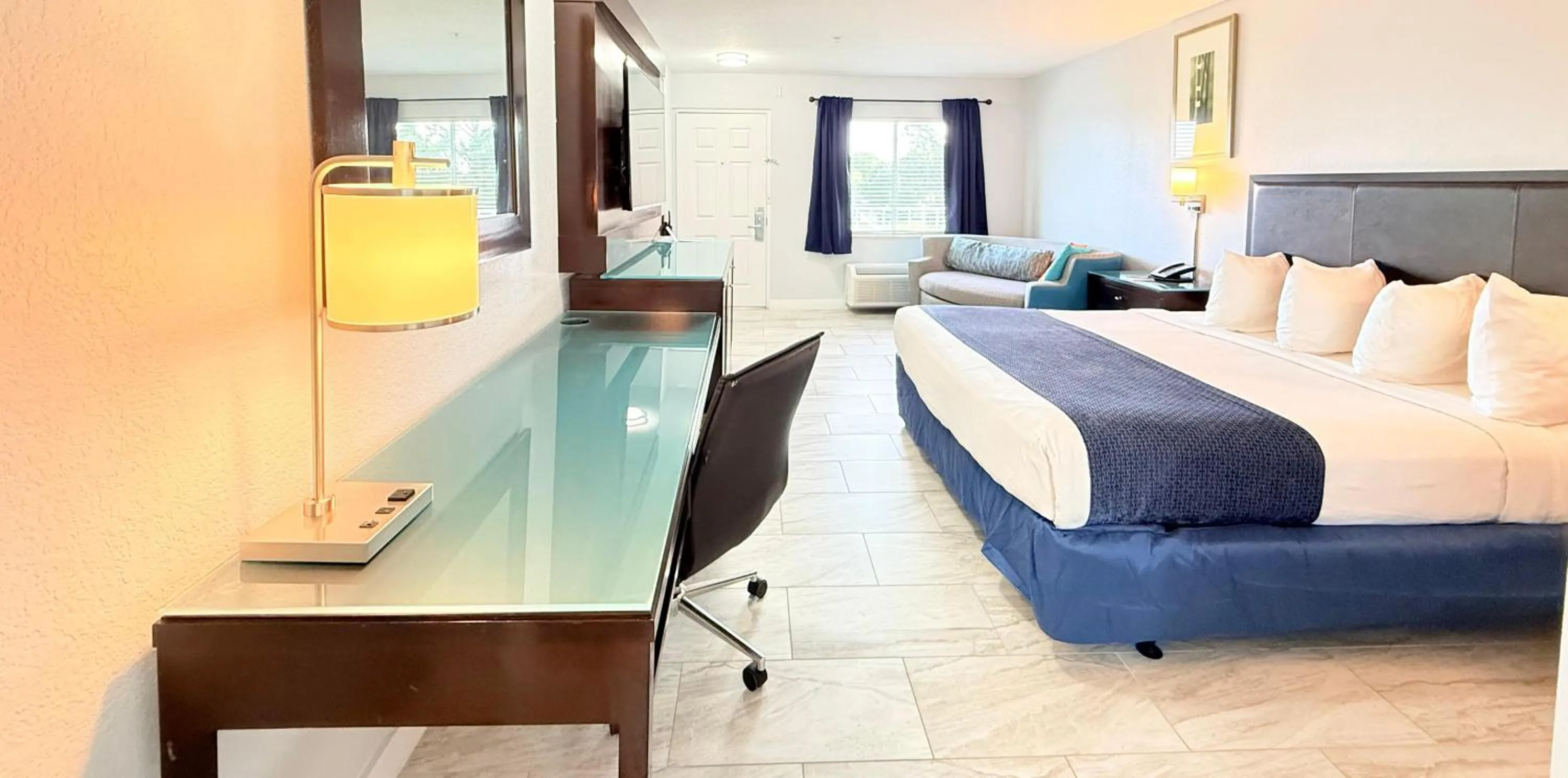 Living room, Bed in Lantern Inn & Suites - Sarasota