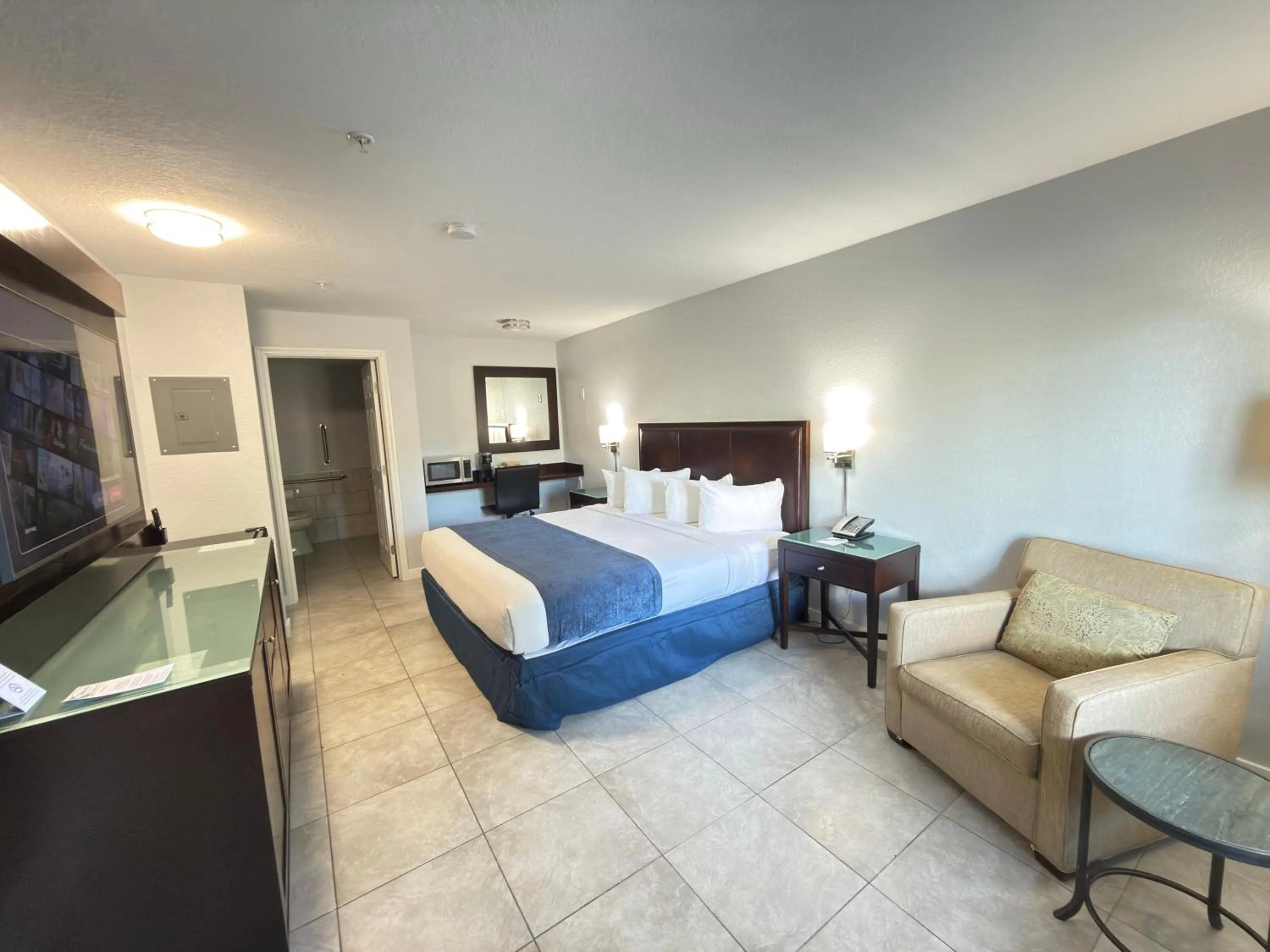 Bedroom, Bed in Lantern Inn & Suites - Sarasota