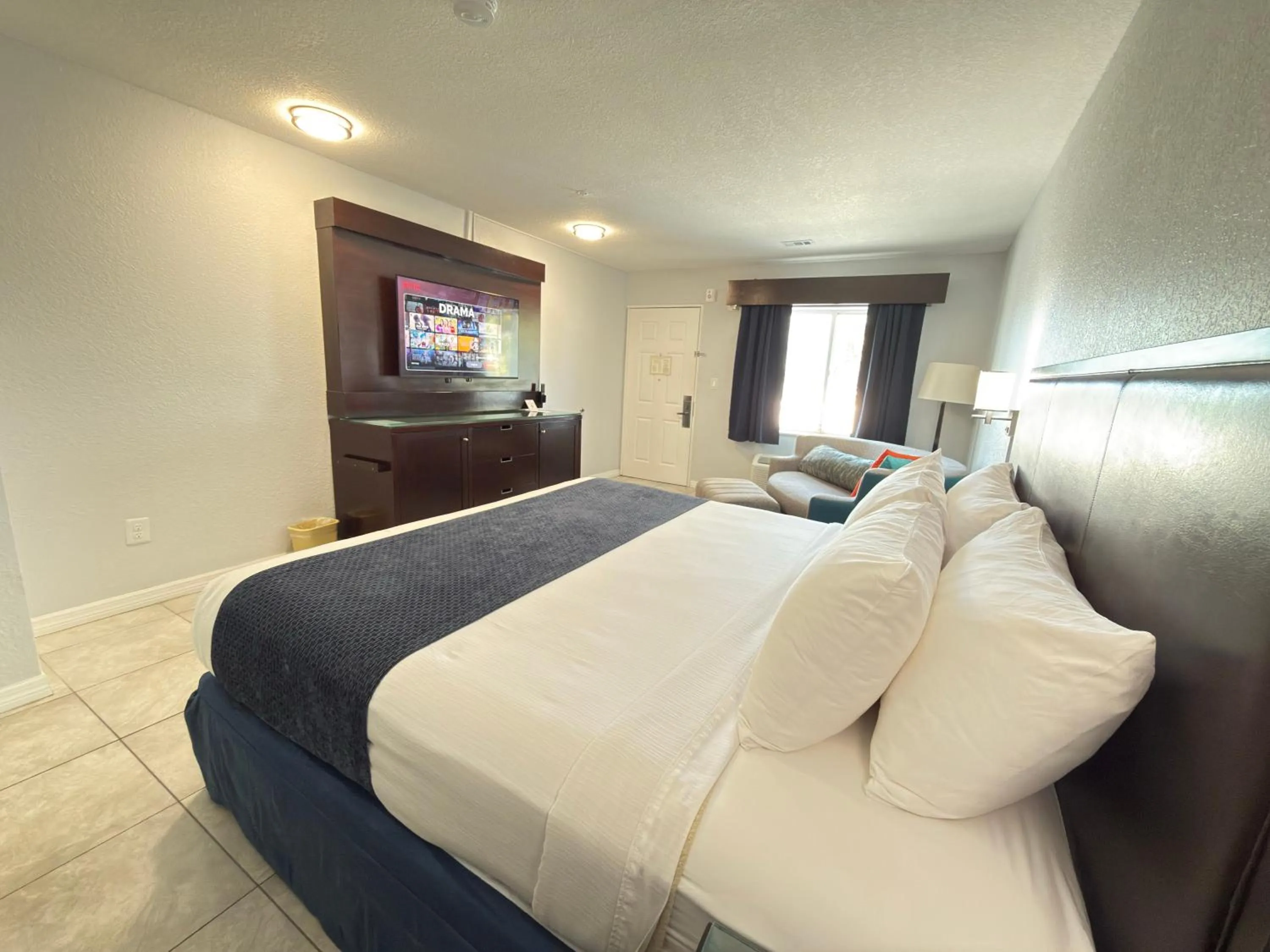 Bedroom, Bed in Lantern Inn & Suites - Sarasota