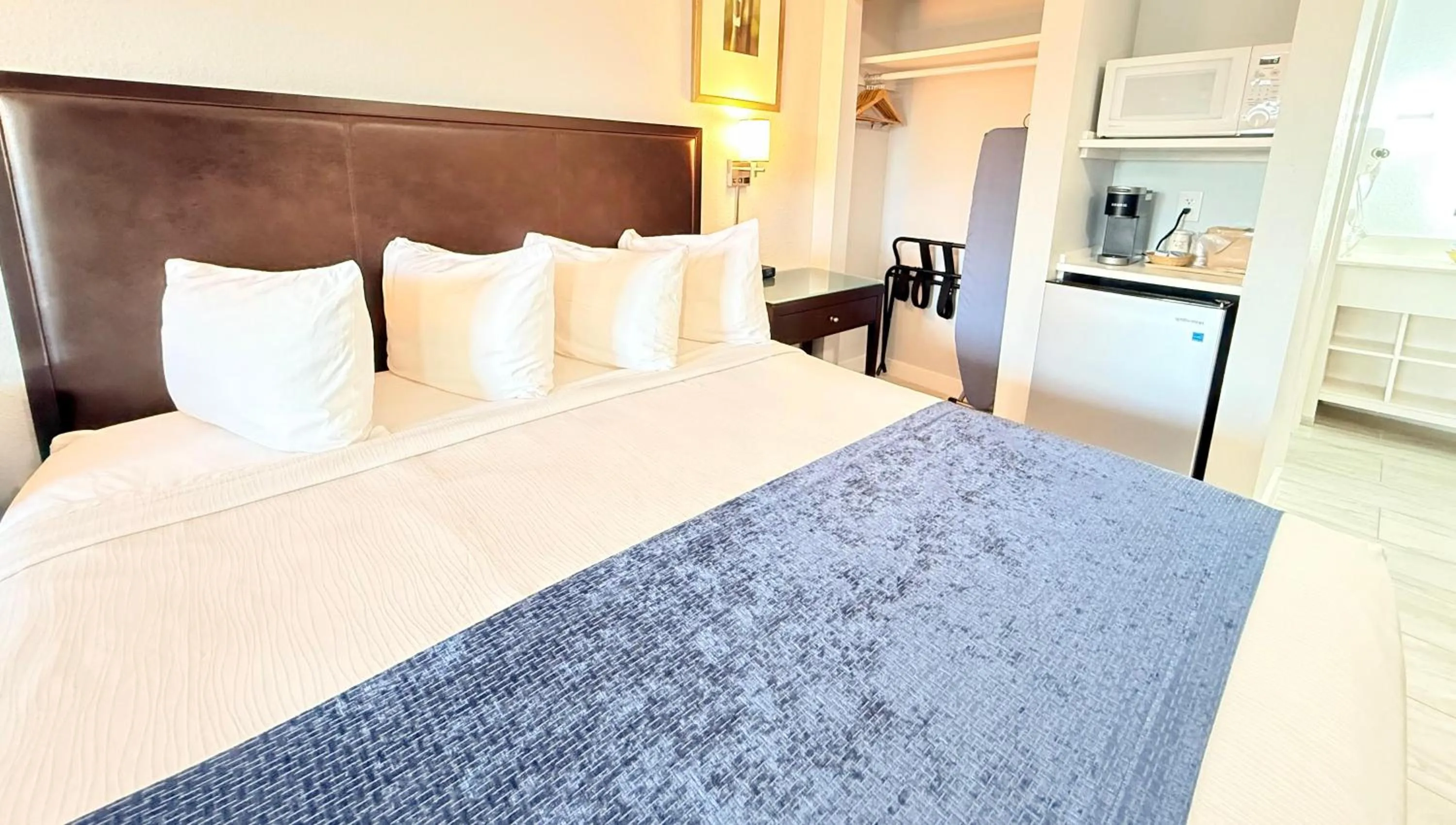 Bed in Lantern Inn & Suites - Sarasota