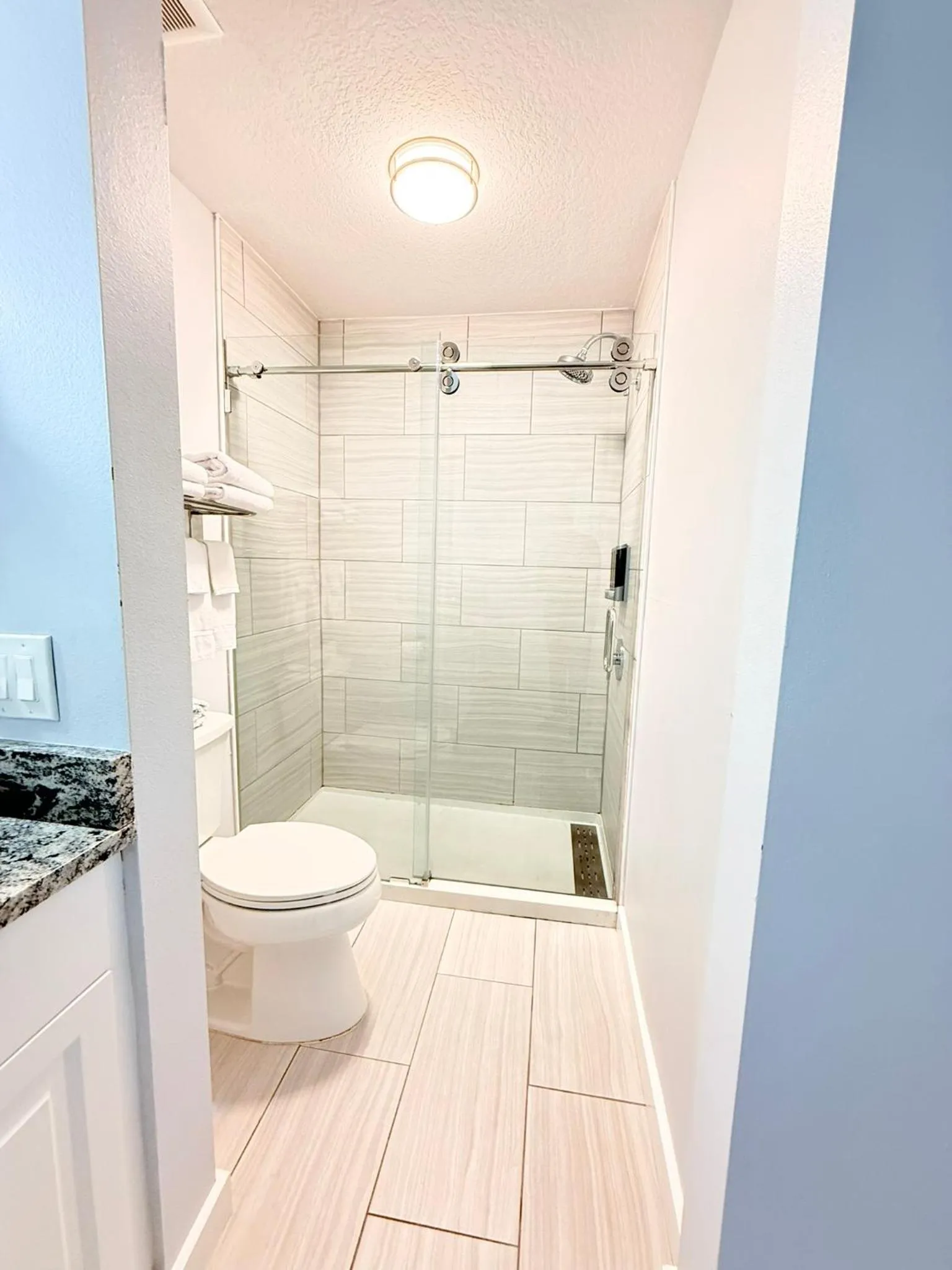 Shower in Lantern Inn & Suites - Sarasota