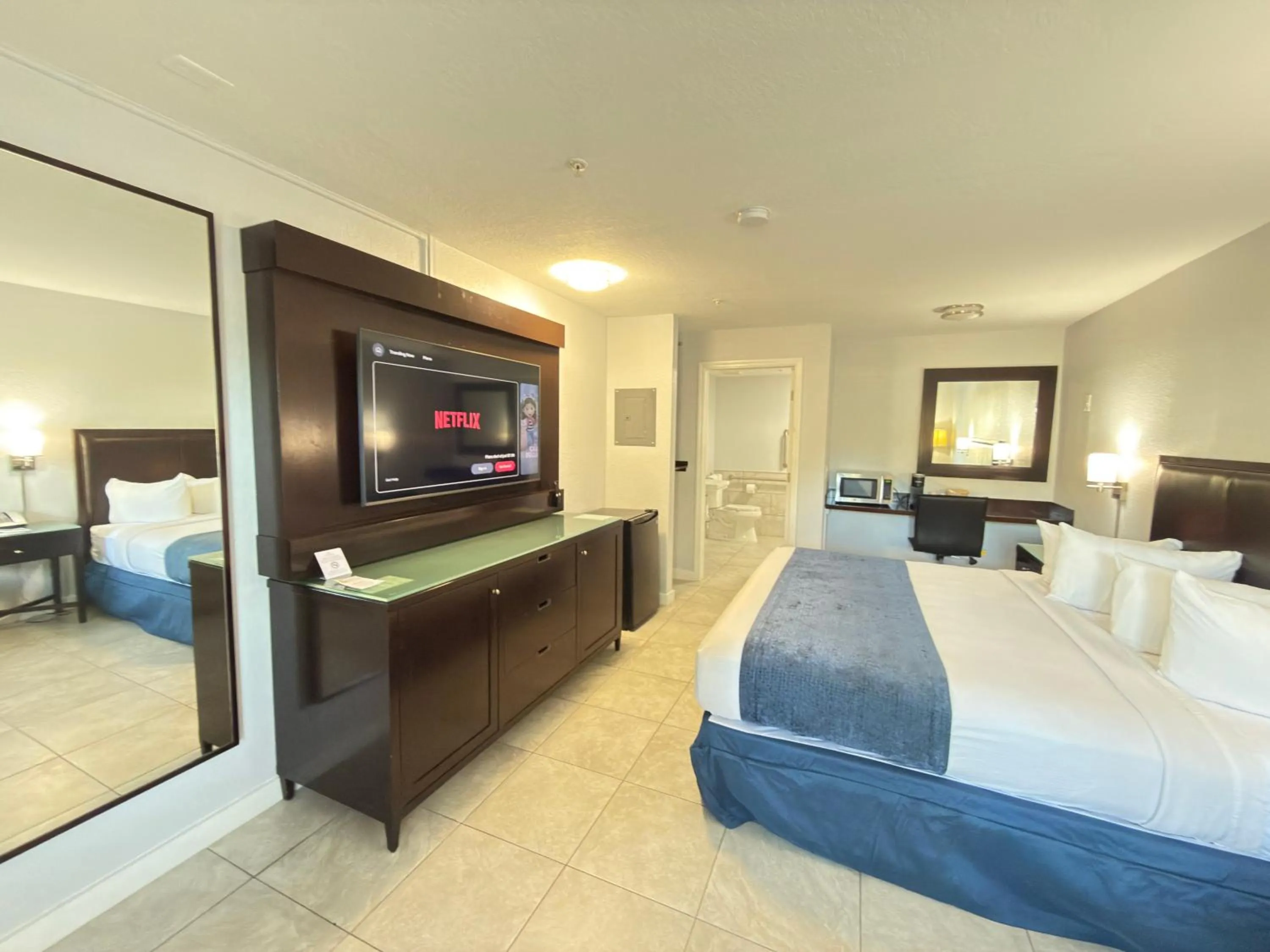 Bedroom, Bed in Lantern Inn & Suites - Sarasota