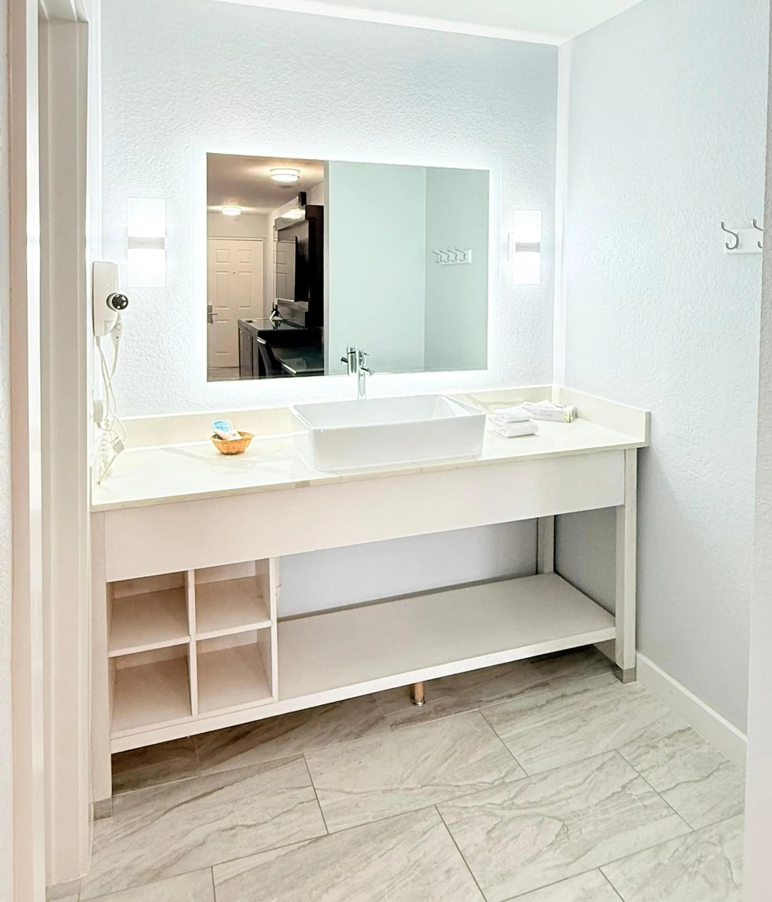 Bathroom in Lantern Inn & Suites - Sarasota