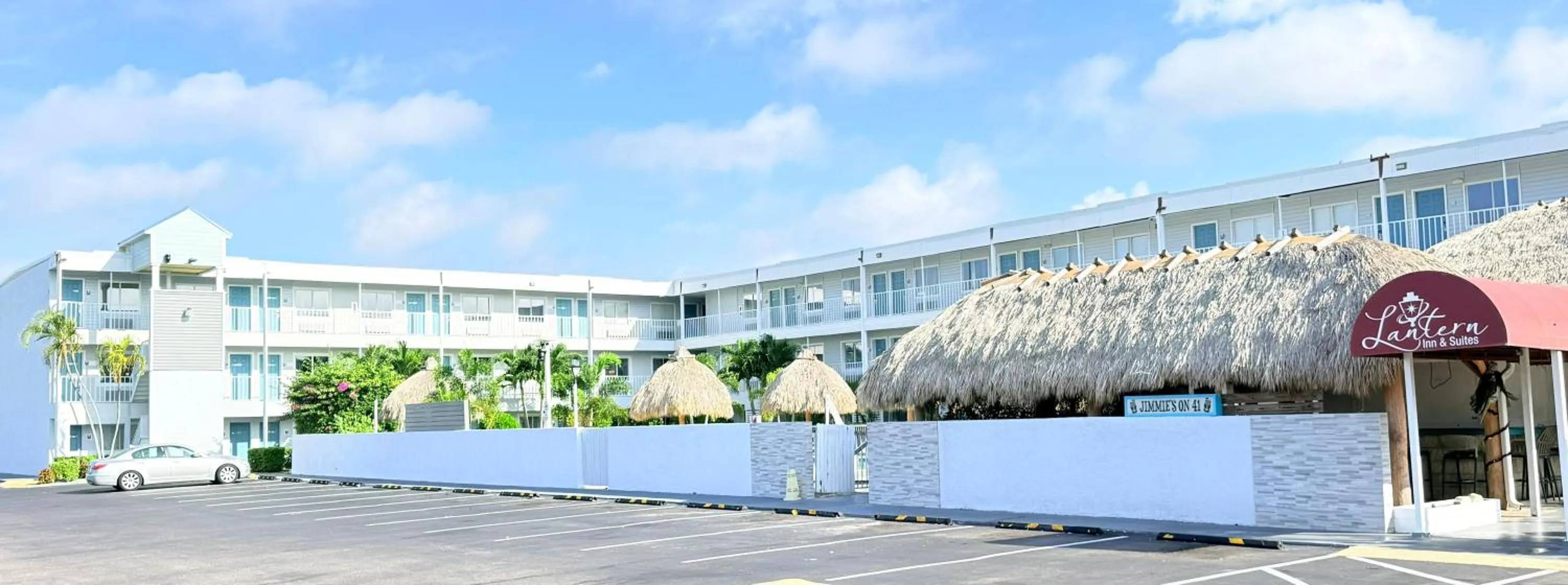 Property building in Lantern Inn & Suites - Sarasota