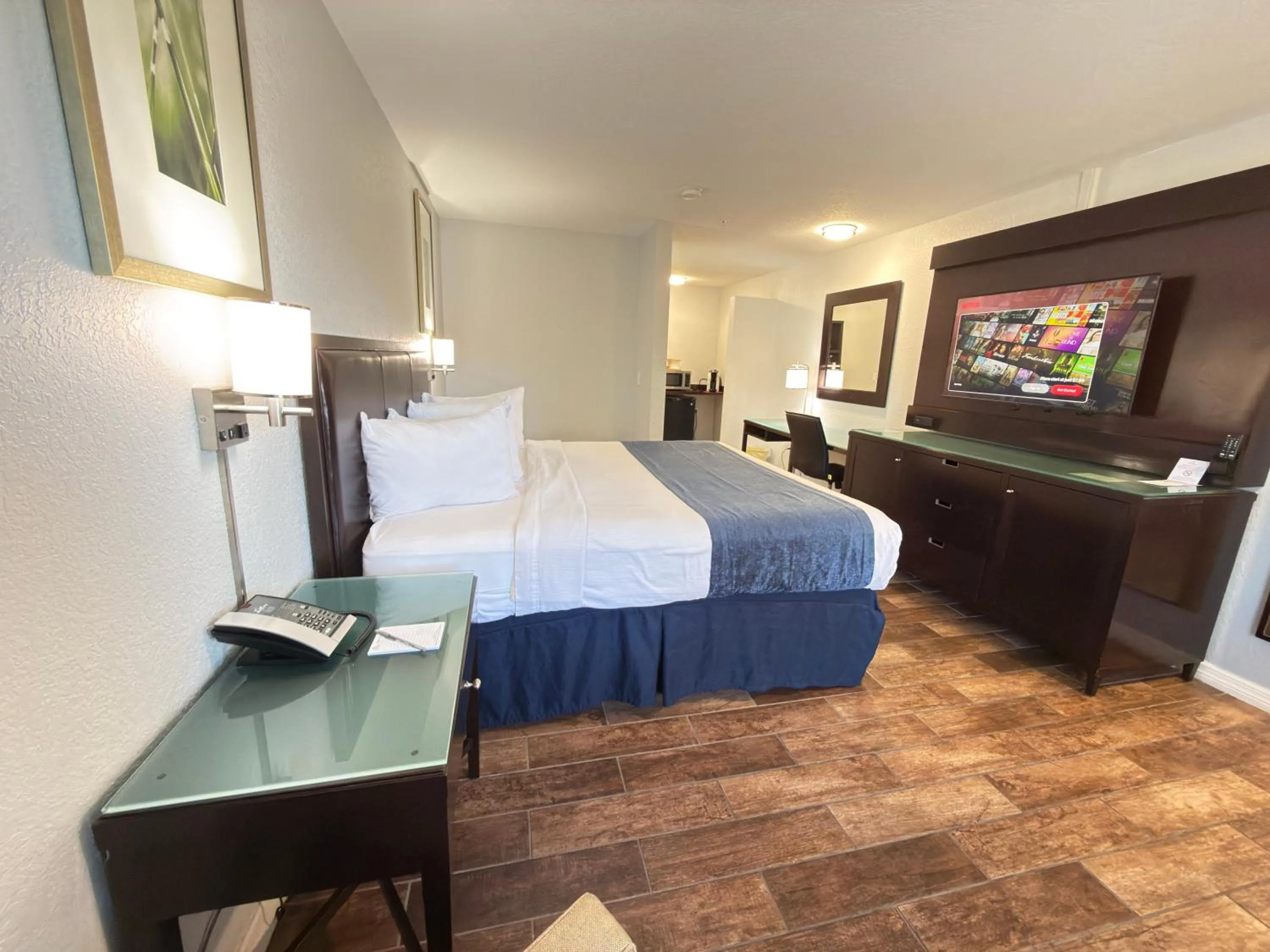 Bedroom, Bed in Lantern Inn & Suites - Sarasota