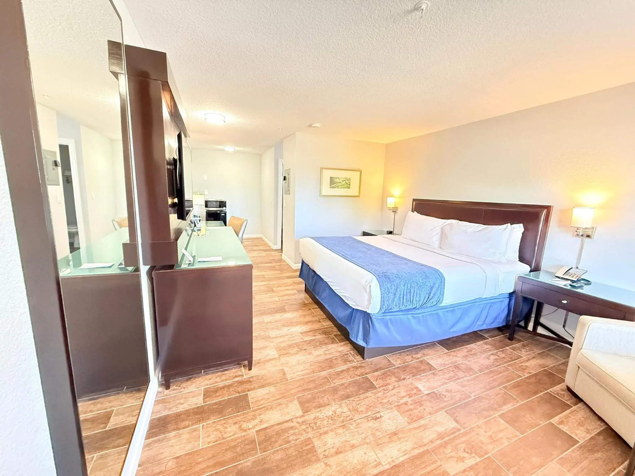 Bedroom, Bed in Lantern Inn & Suites - Sarasota