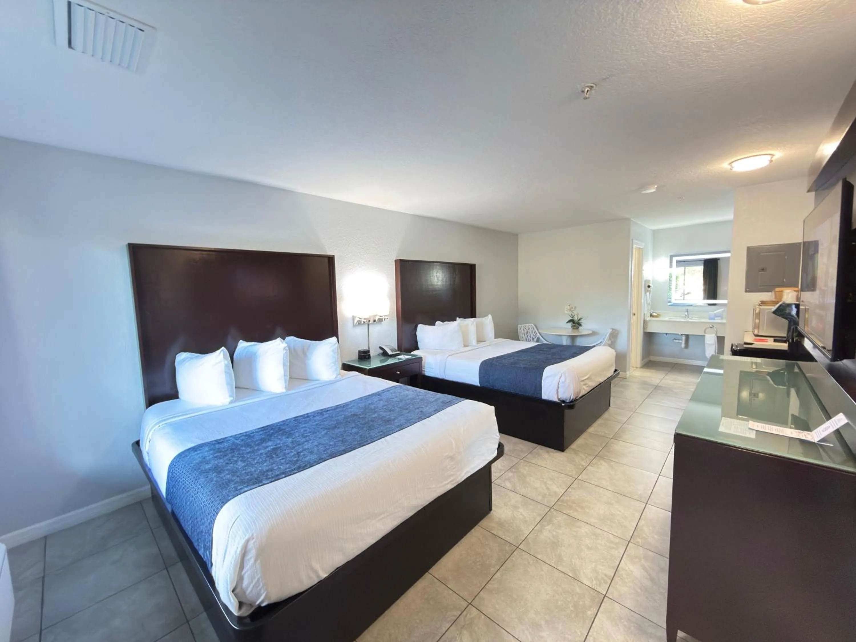 Bedroom, Bed in Lantern Inn & Suites - Sarasota