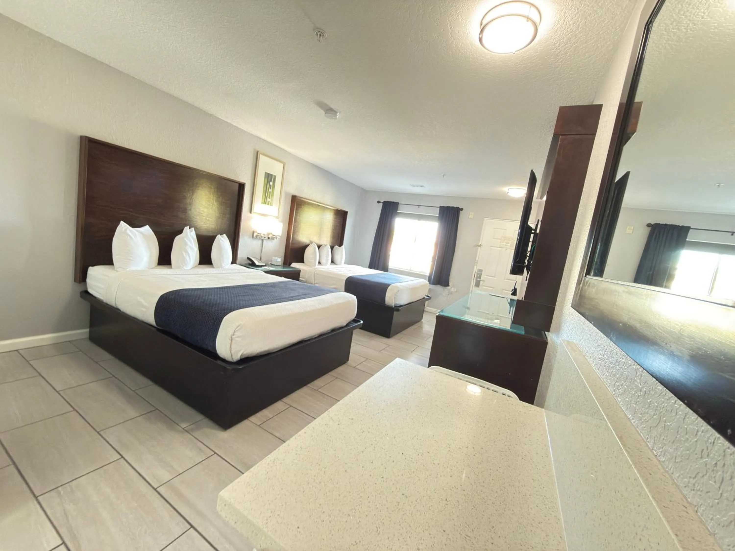 Bedroom, Bed in Lantern Inn & Suites - Sarasota