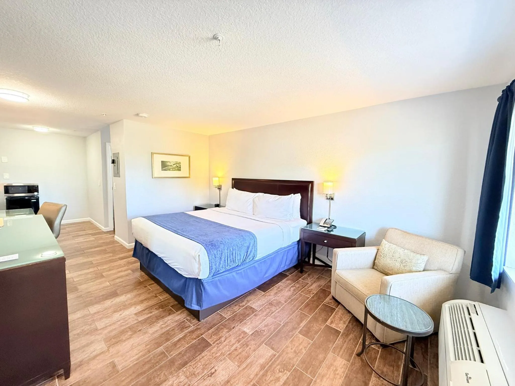 Bed in Lantern Inn & Suites - Sarasota