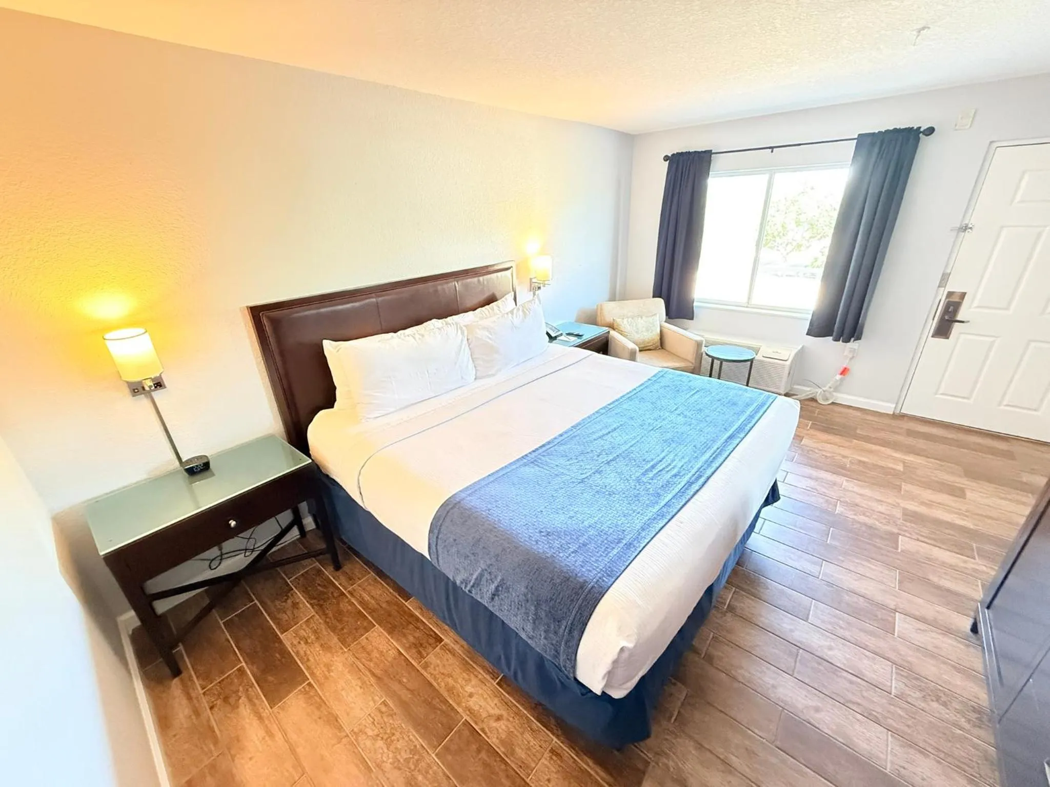 Bedroom, Bed in Lantern Inn & Suites - Sarasota