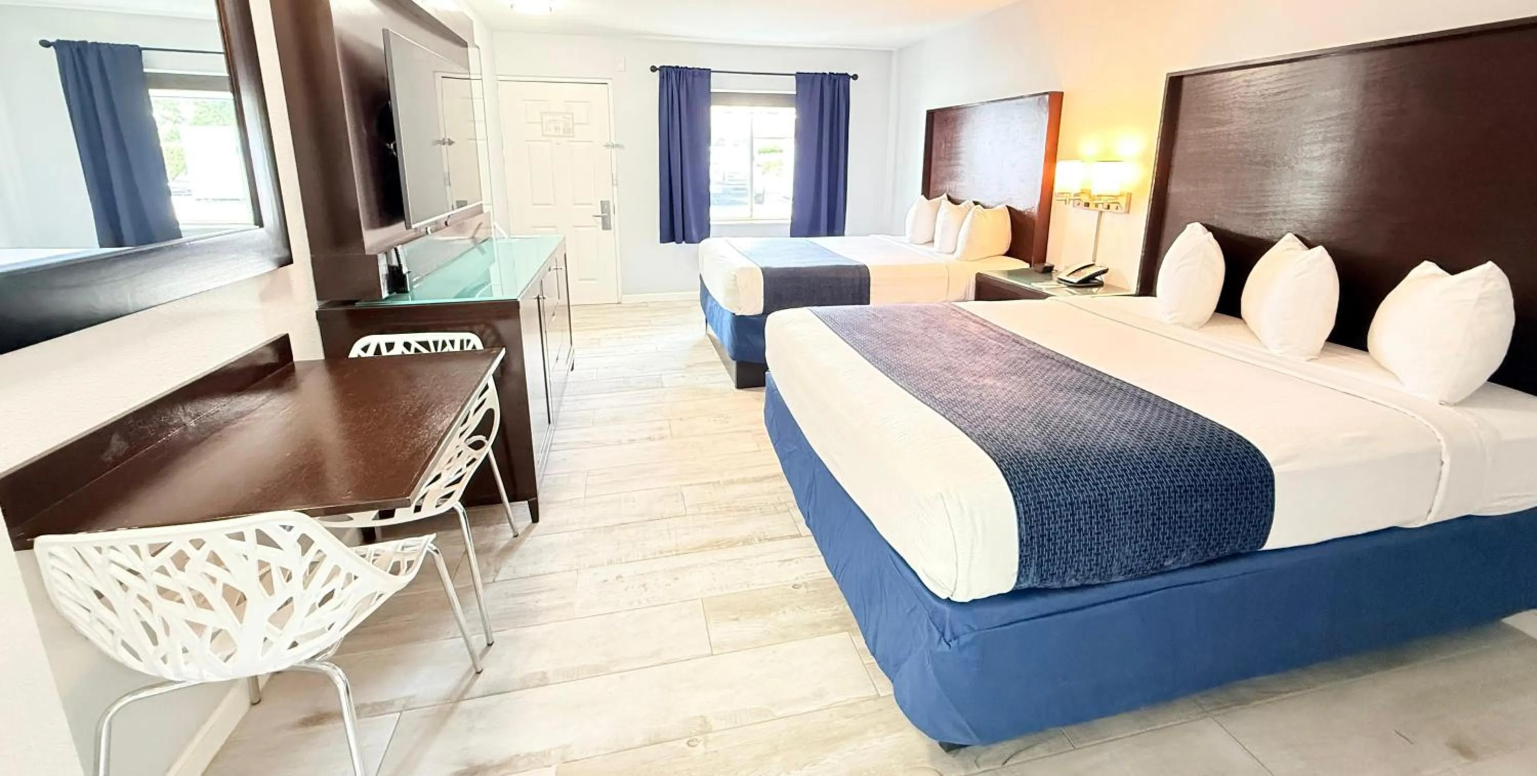 Bed in Lantern Inn & Suites - Sarasota