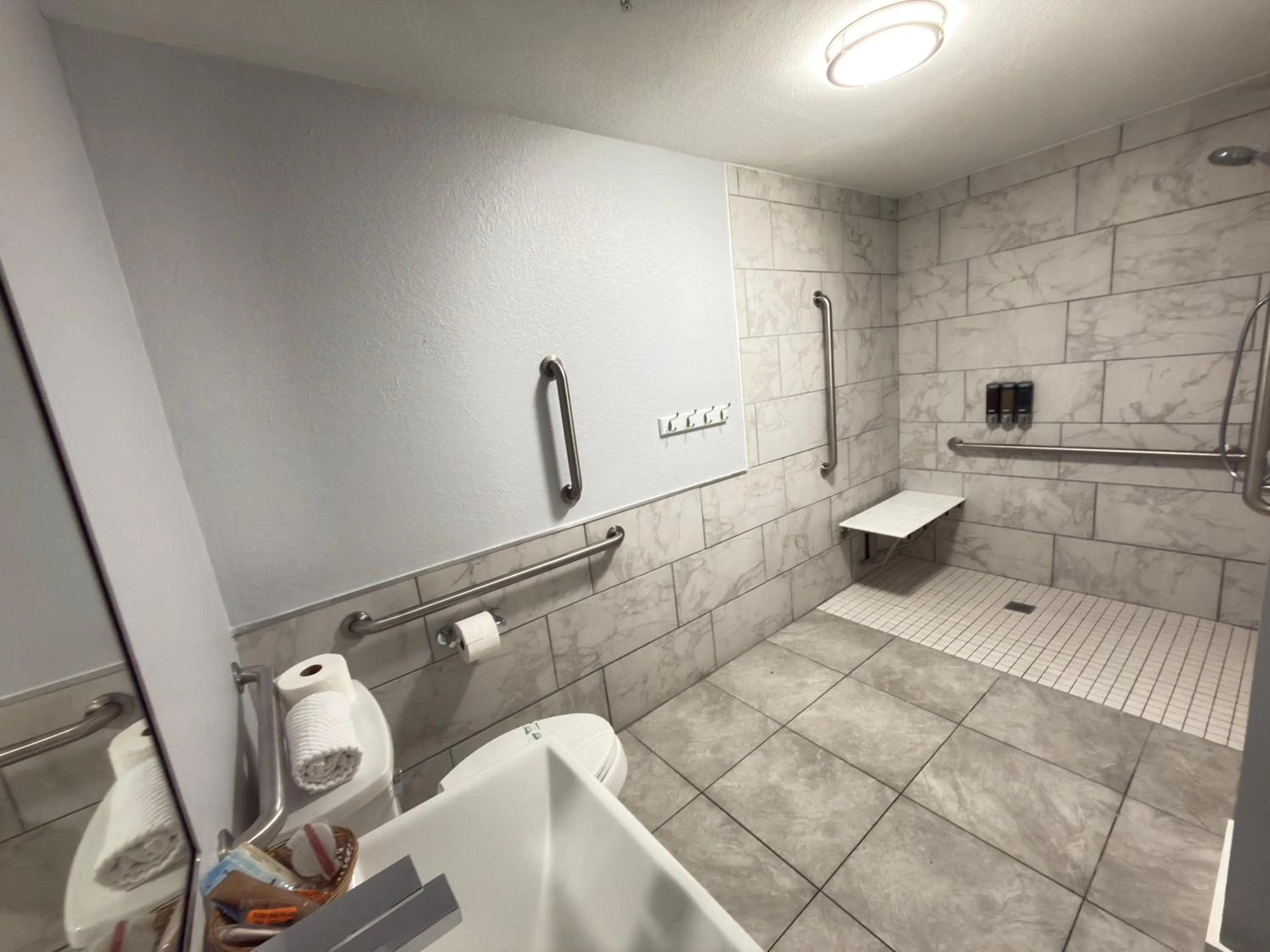 Bathroom in Lantern Inn & Suites - Sarasota