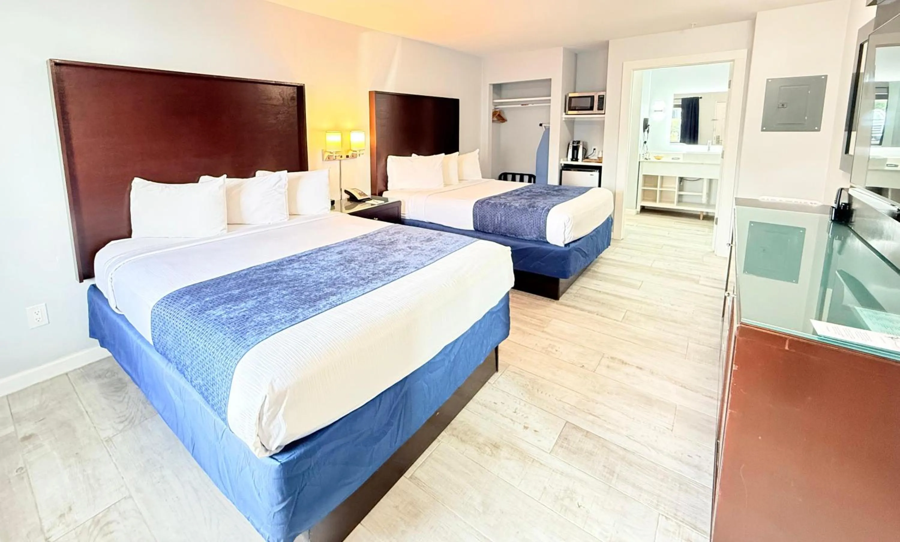 Photo of the whole room, Bed in Lantern Inn & Suites - Sarasota