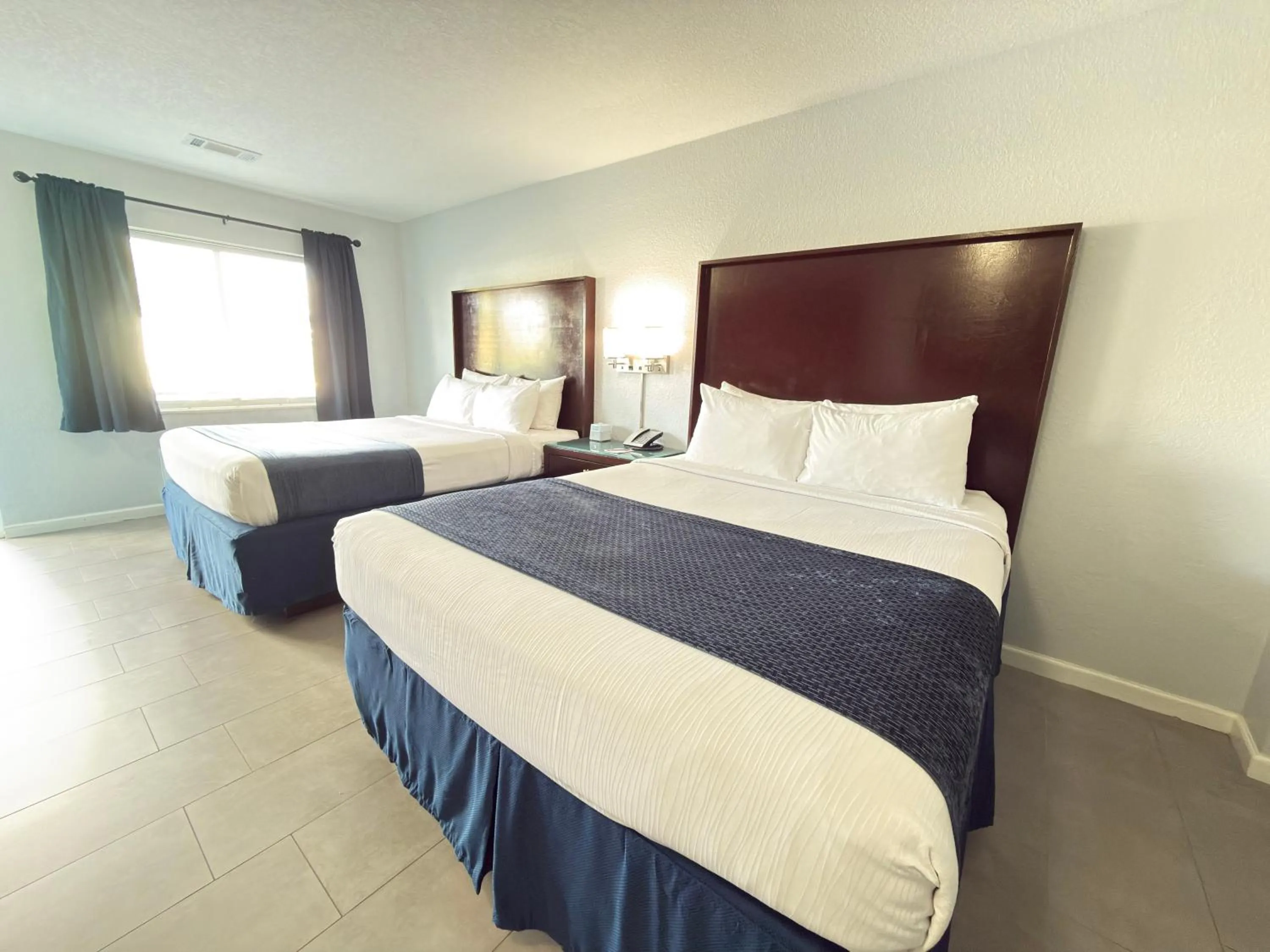 Bed in Lantern Inn & Suites - Sarasota