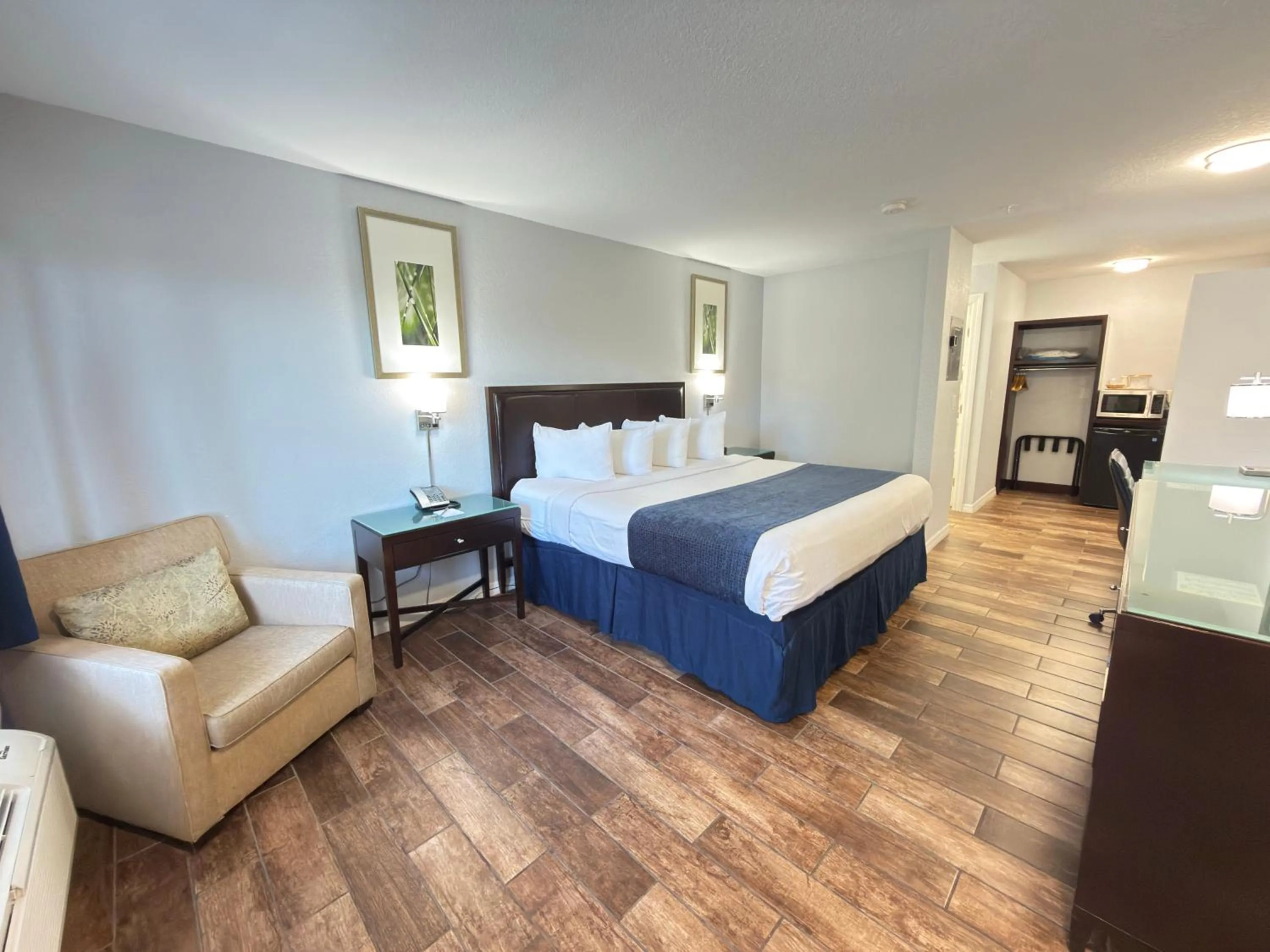 Bedroom, Bed in Lantern Inn & Suites - Sarasota