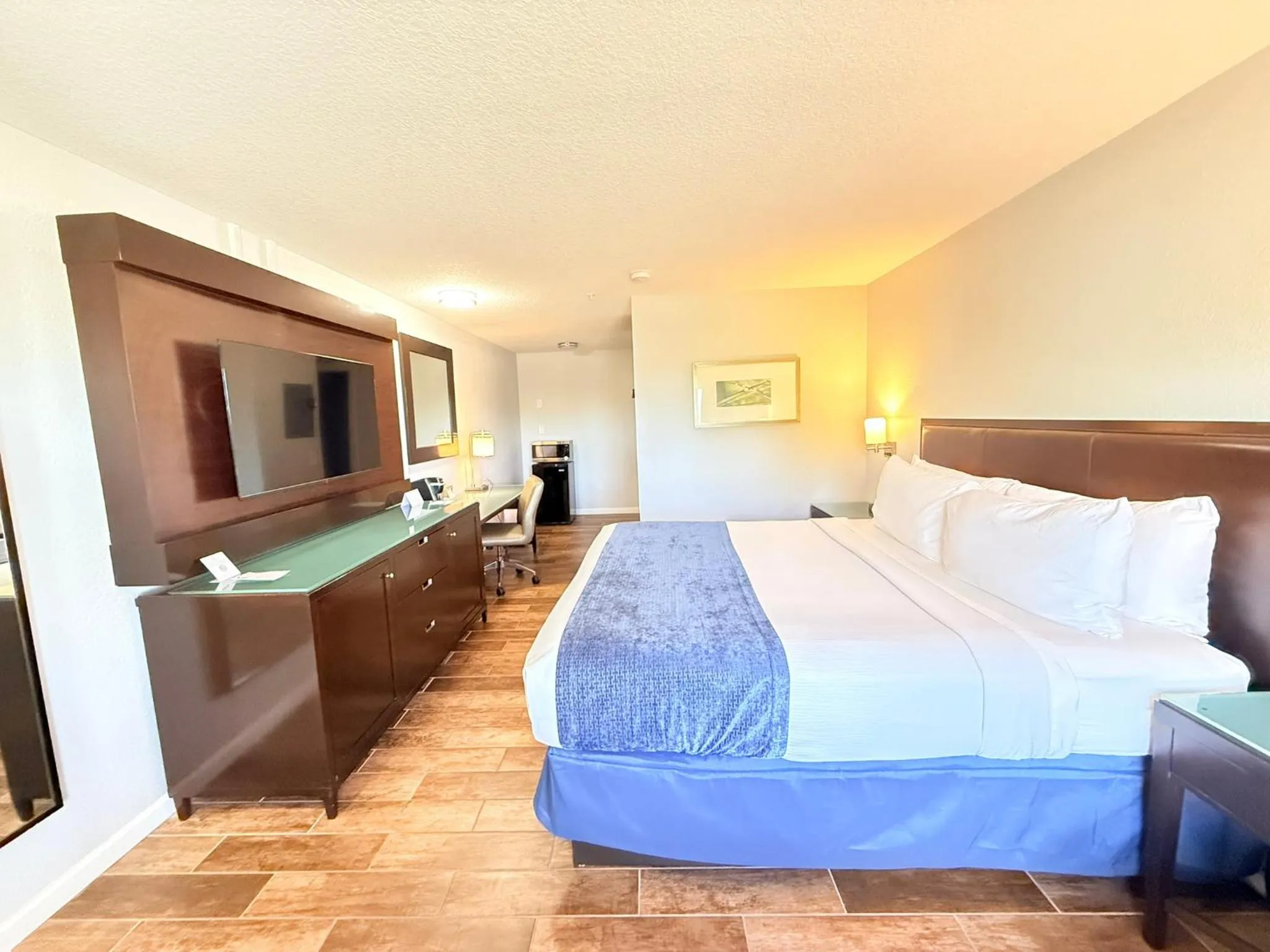 Bedroom, Bed in Lantern Inn & Suites - Sarasota