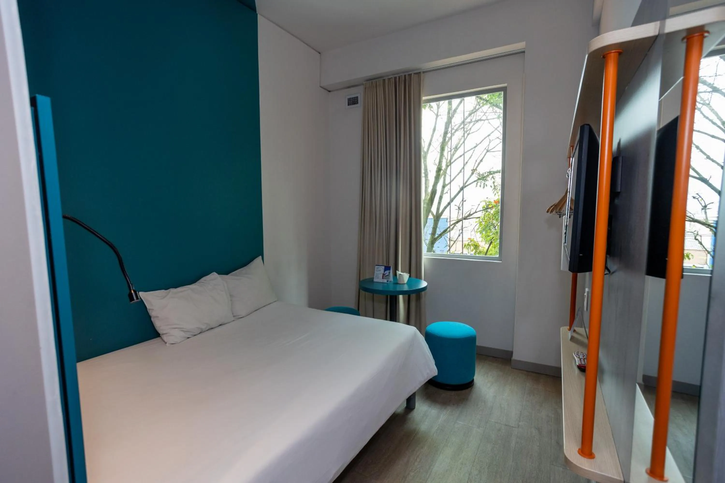 Quiet street view, Bed in ibis budget Medellín Itagüí Metro